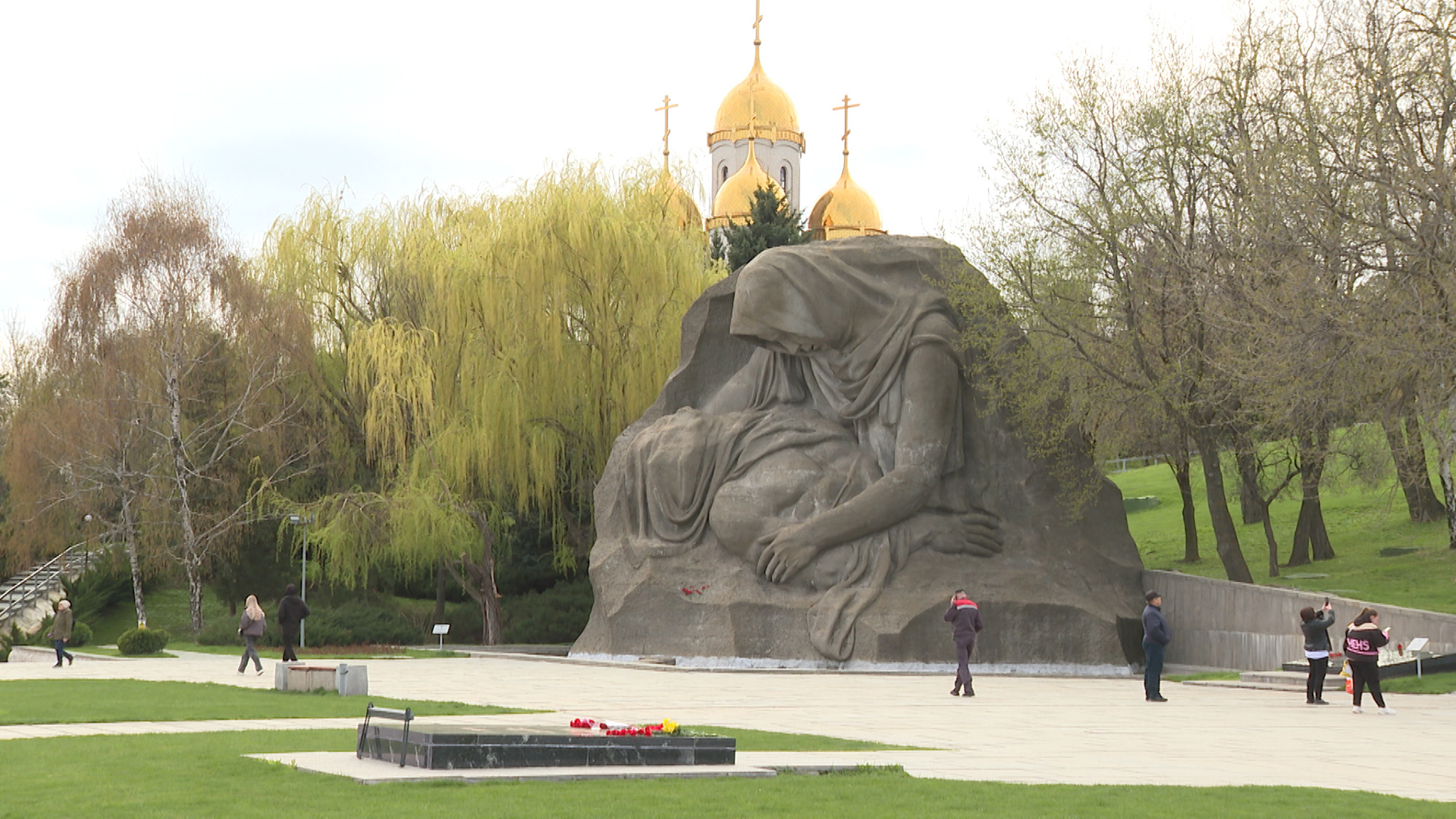Посетители Мамаева кургана в Волгограде поделились историями своих героев войны