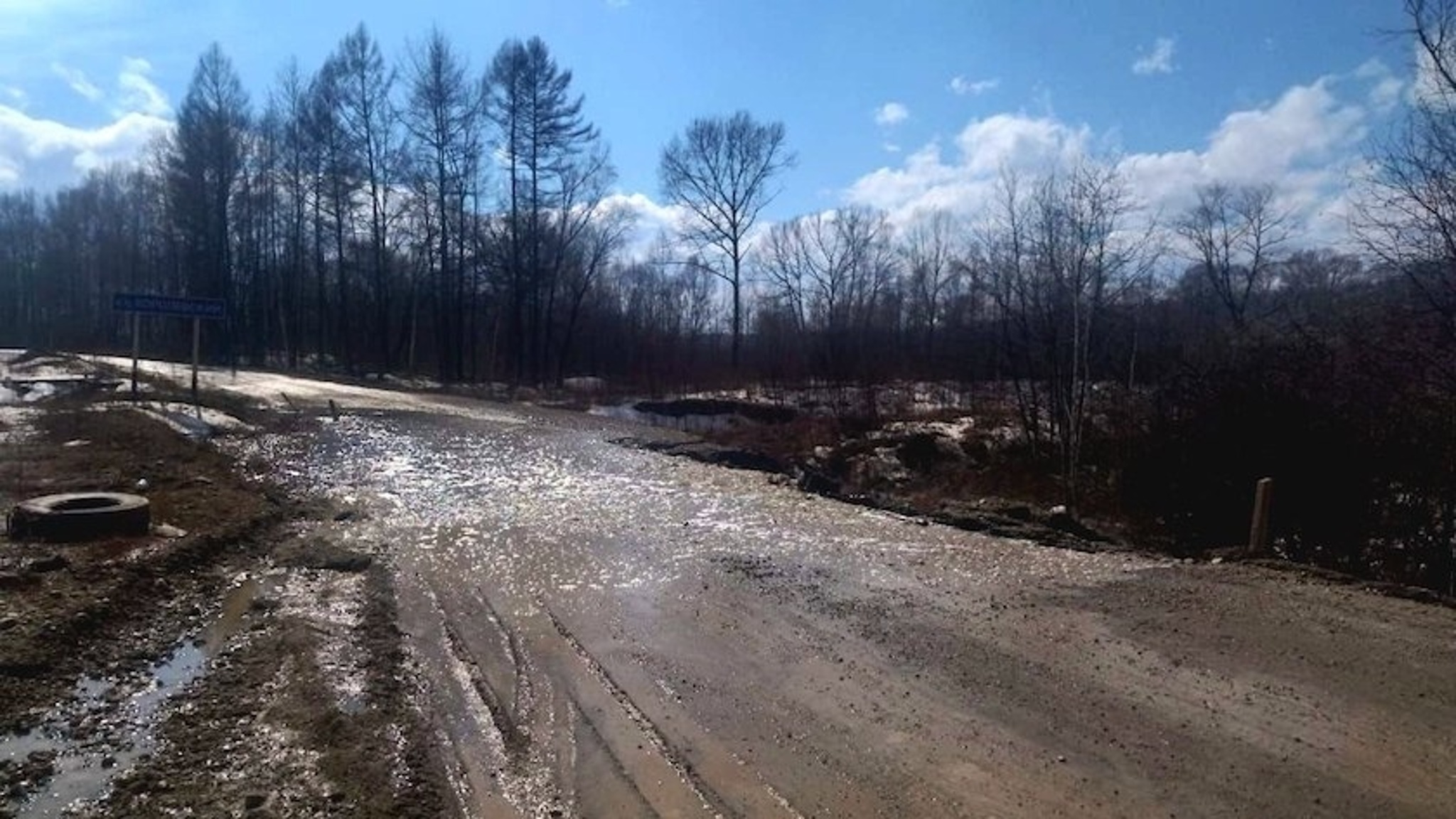 Талая вода перемывает амурские дороги и подтапливает приусадебные участки