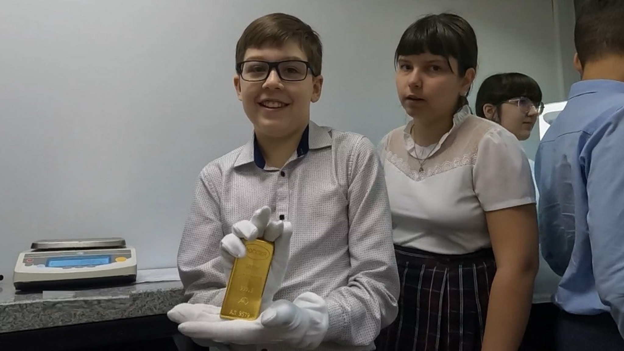 Слитки золота оказались в руках приморских школьников