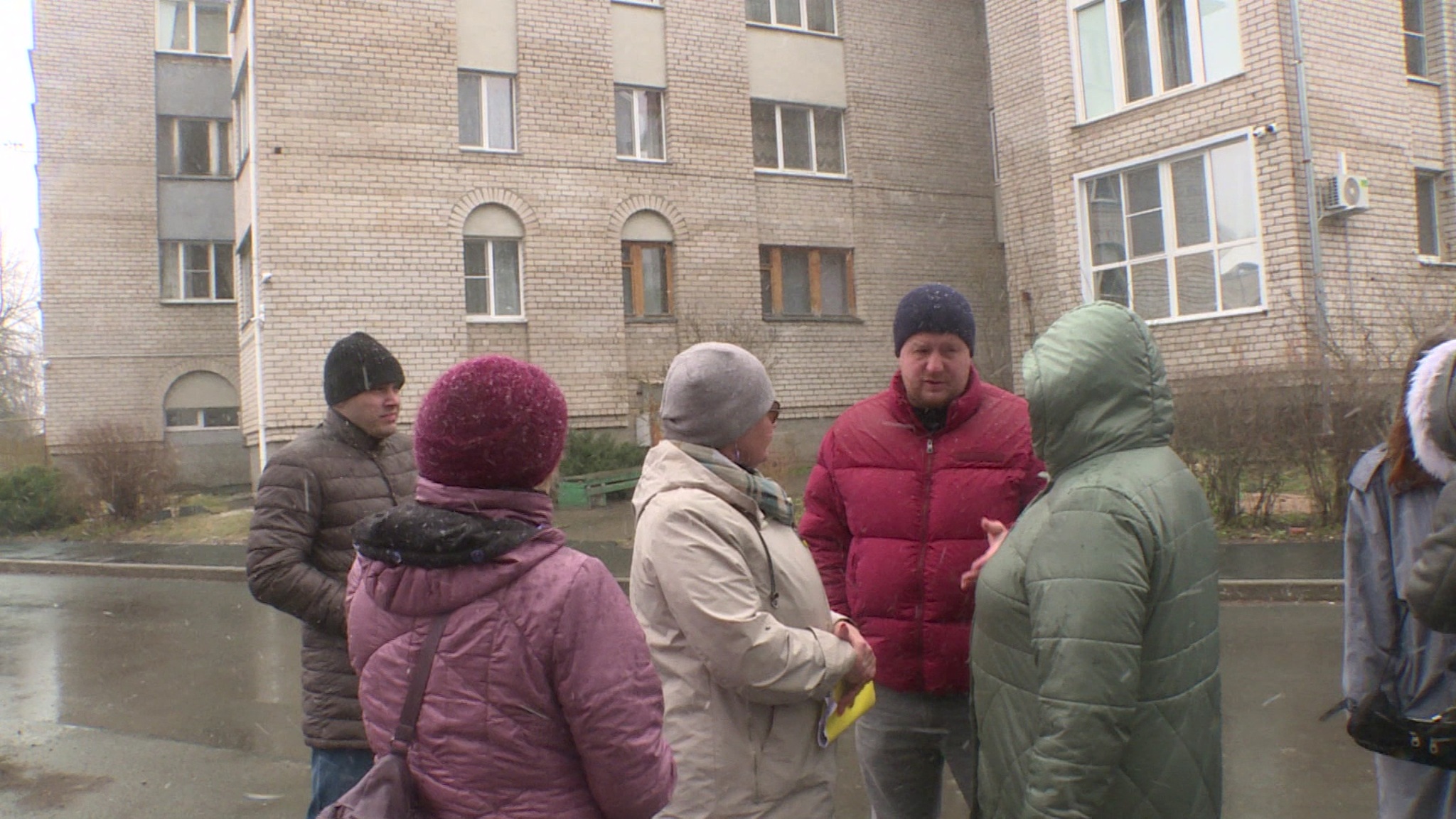 Единственная детская площадка на всю округу. Жители пятого округа Пскова обсудили проблемы с депутатом