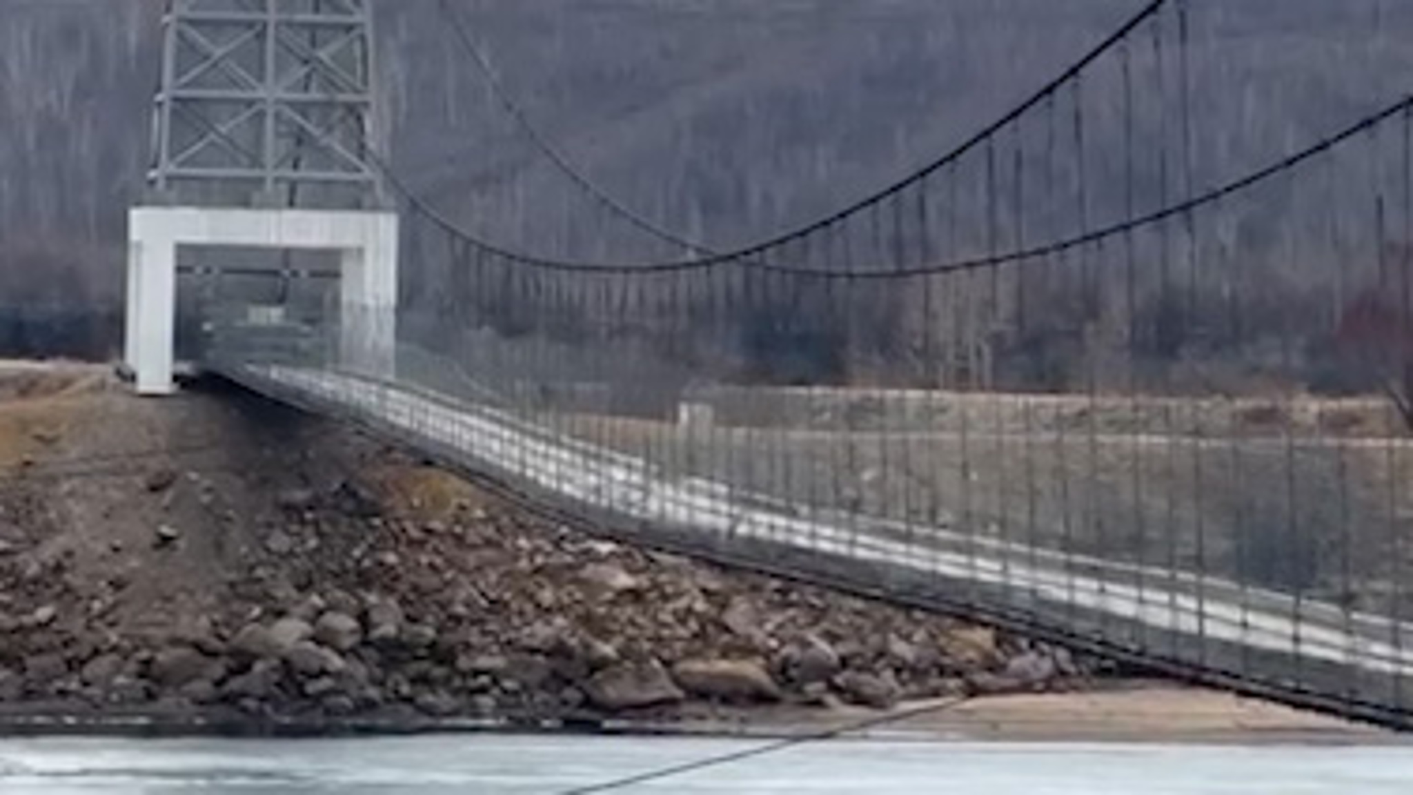 Бабушку с внуком сдуло ветром с моста: подробности происшествия