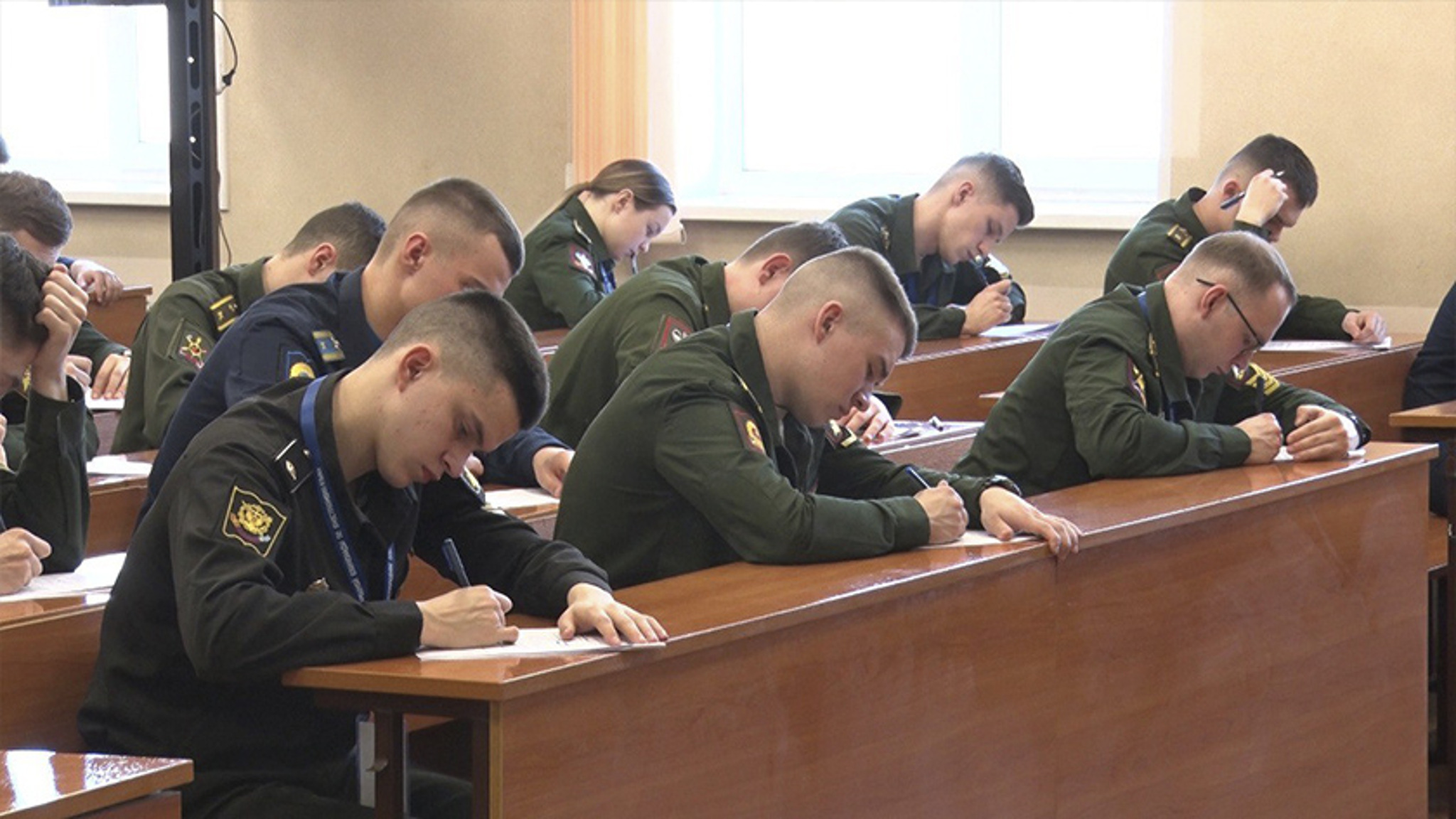 Курсанты из военных вузов России проверили знание иностранного языка на базе ДВОК