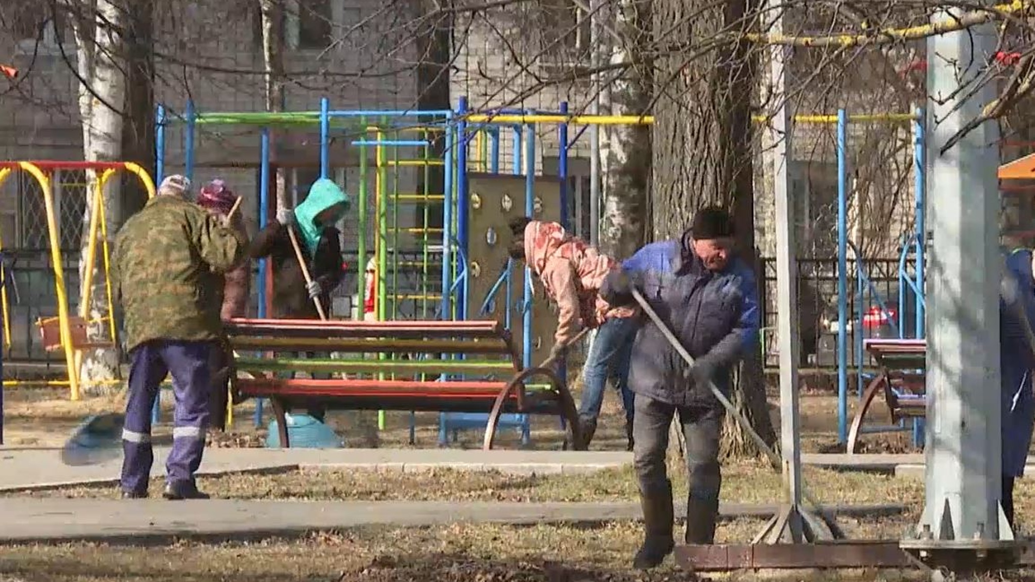 Сотрудники ДК имени Ленина в Йошкар-Оле вышли на субботник