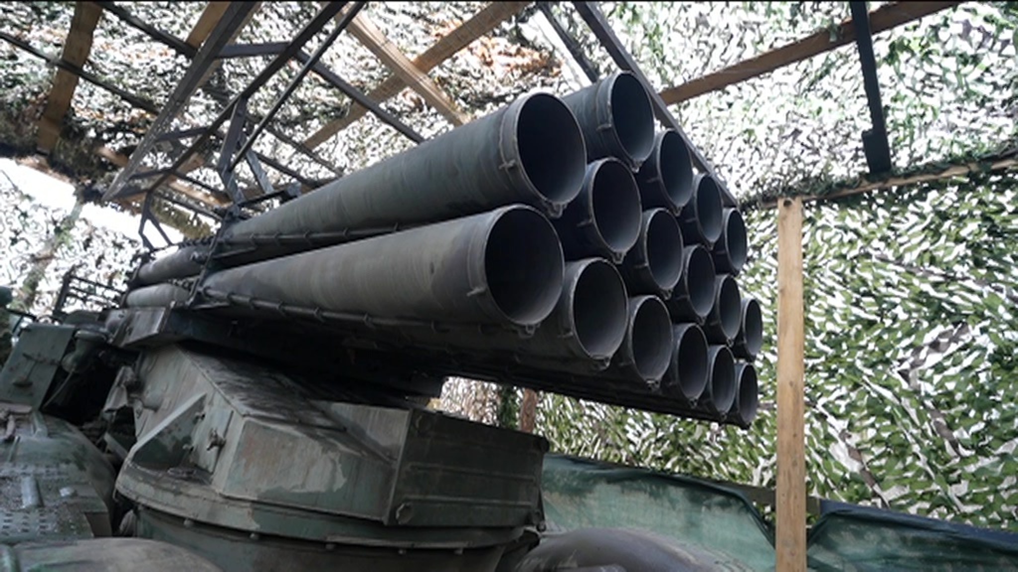 Реактивные "Ураганы" уничтожают военные объекты ВСУ в зоне спецоперации