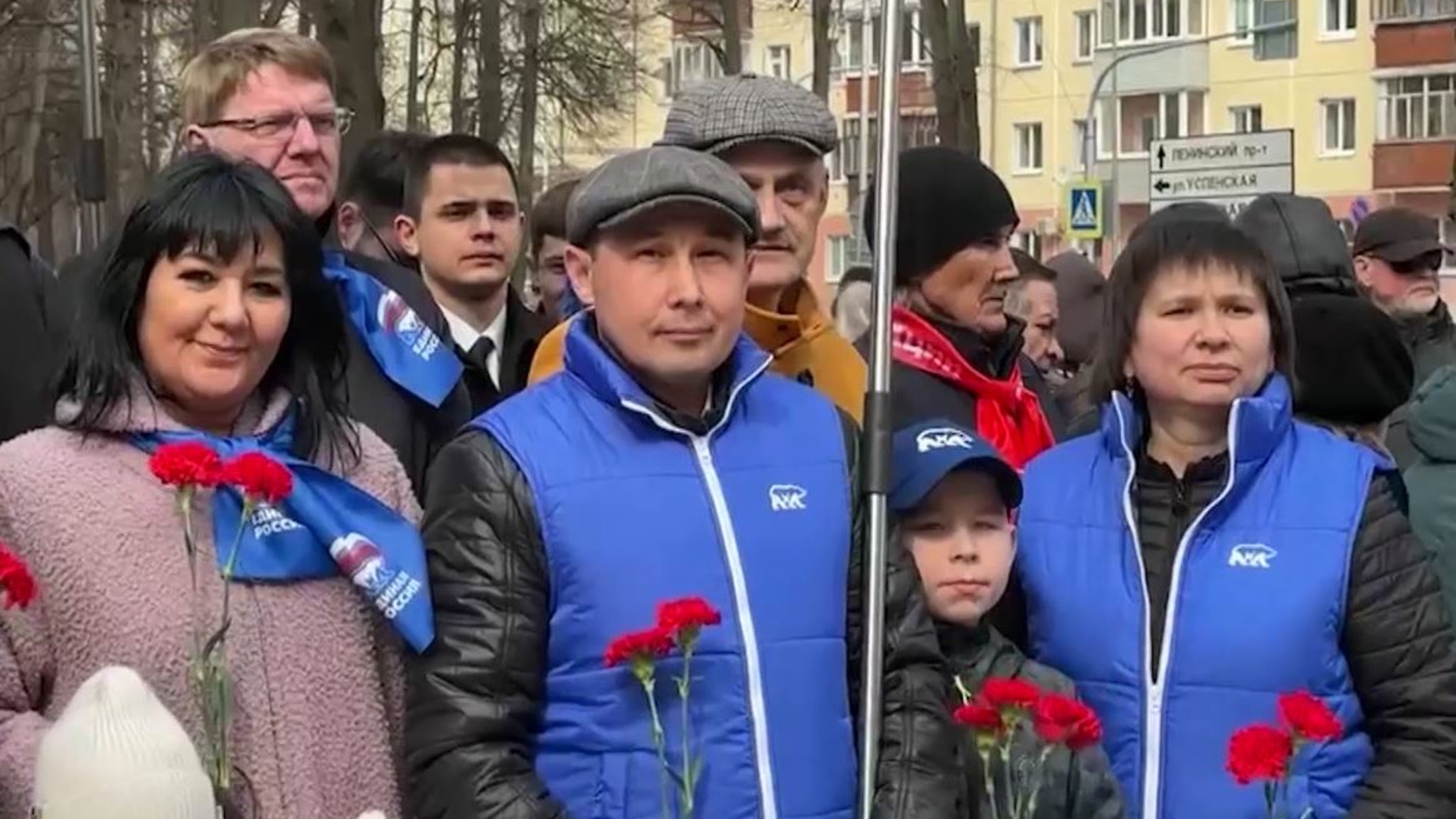 Жители Йошкар-Олы возложили цветы к бюсту Юрия Гагарина