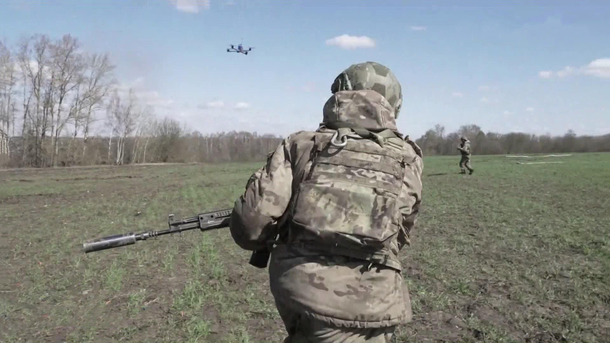 Российские бойцы отвоевывают у врага новые населенные пункты