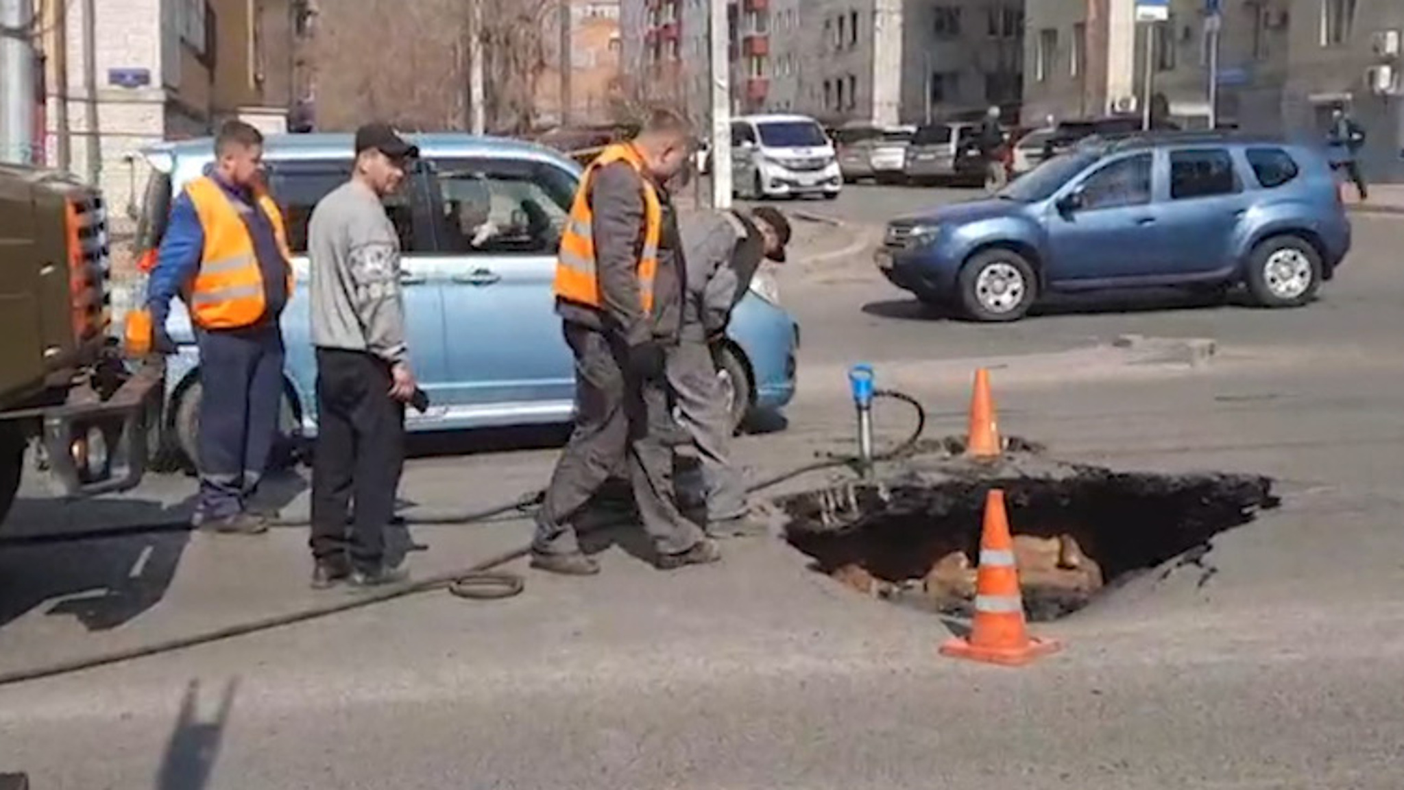 В Чите на улице Новобульварной провалился асфальт