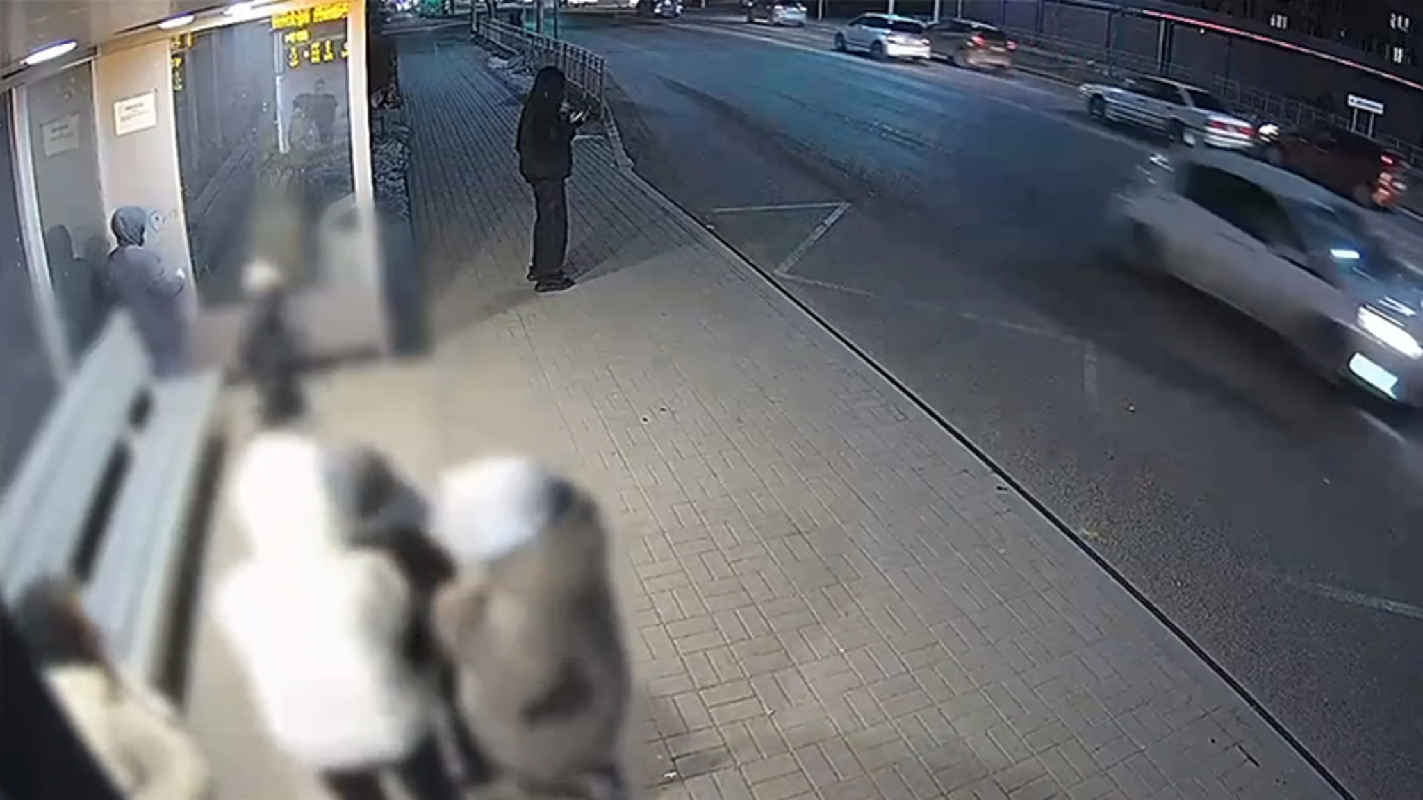 "Креативные" школьники изрисовали автобусную остановку в Благовещенске