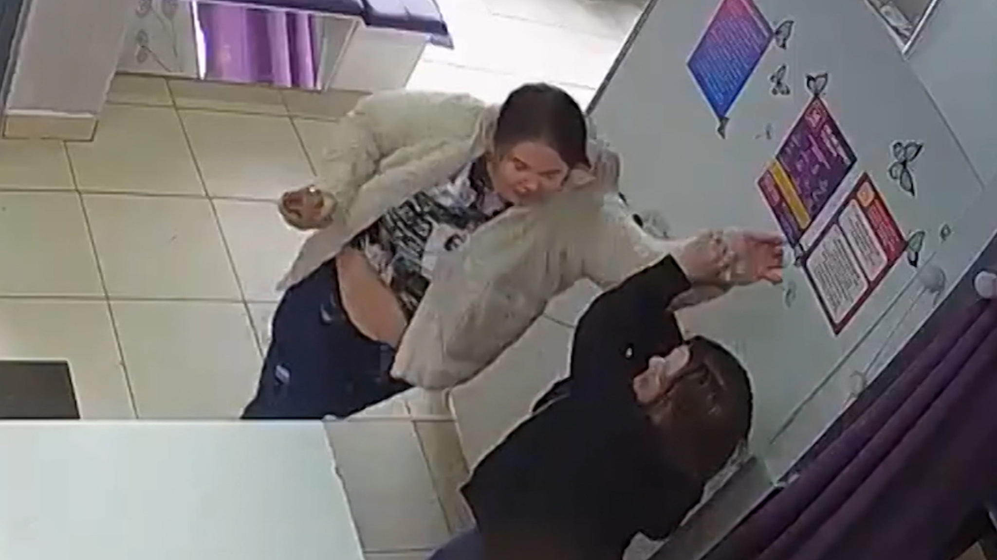 В пункте выдачи заказов женщина-психиатр устроила истерику, а потом драку
