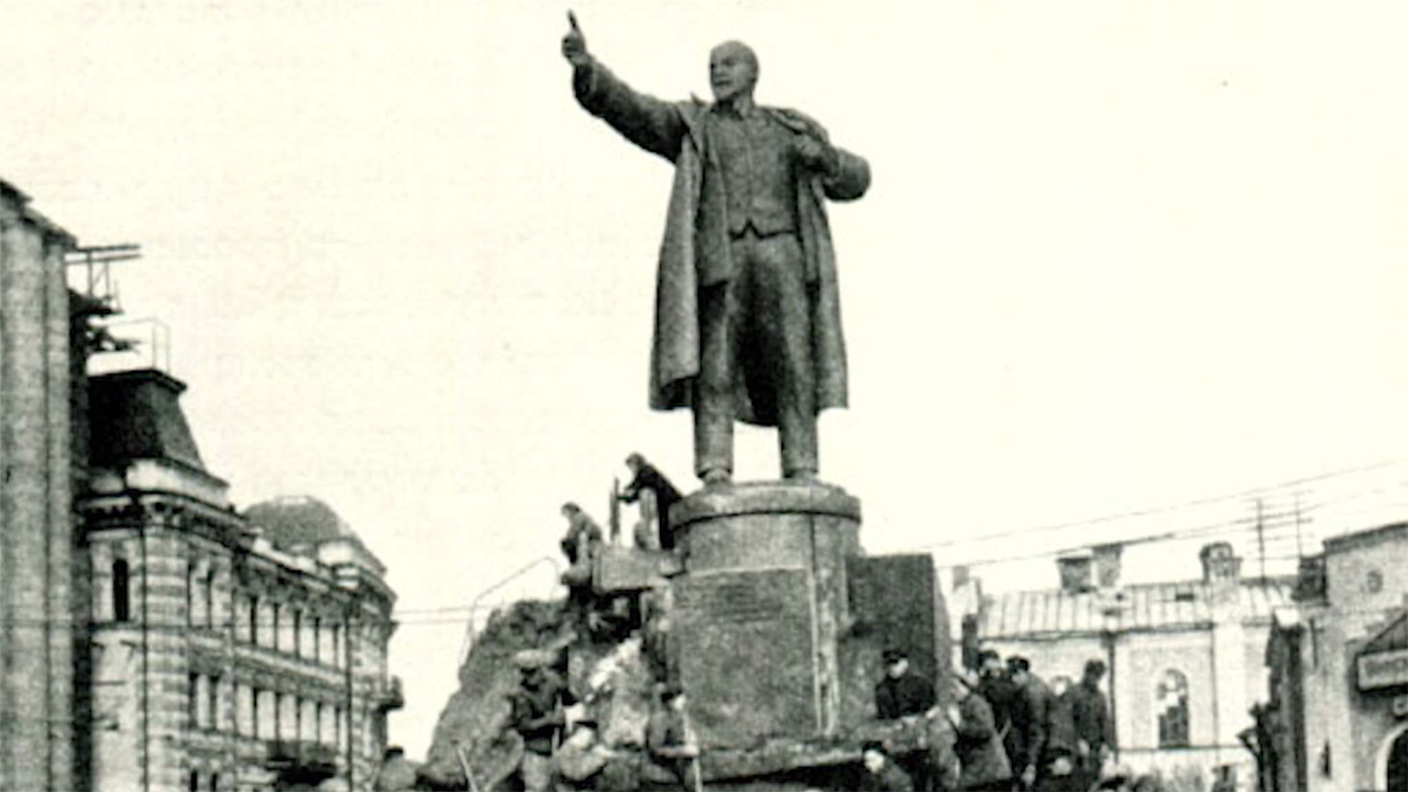 Как весной 1945-го в Ленинграде освобождали от защитных укрытий памятники государственным деятелям