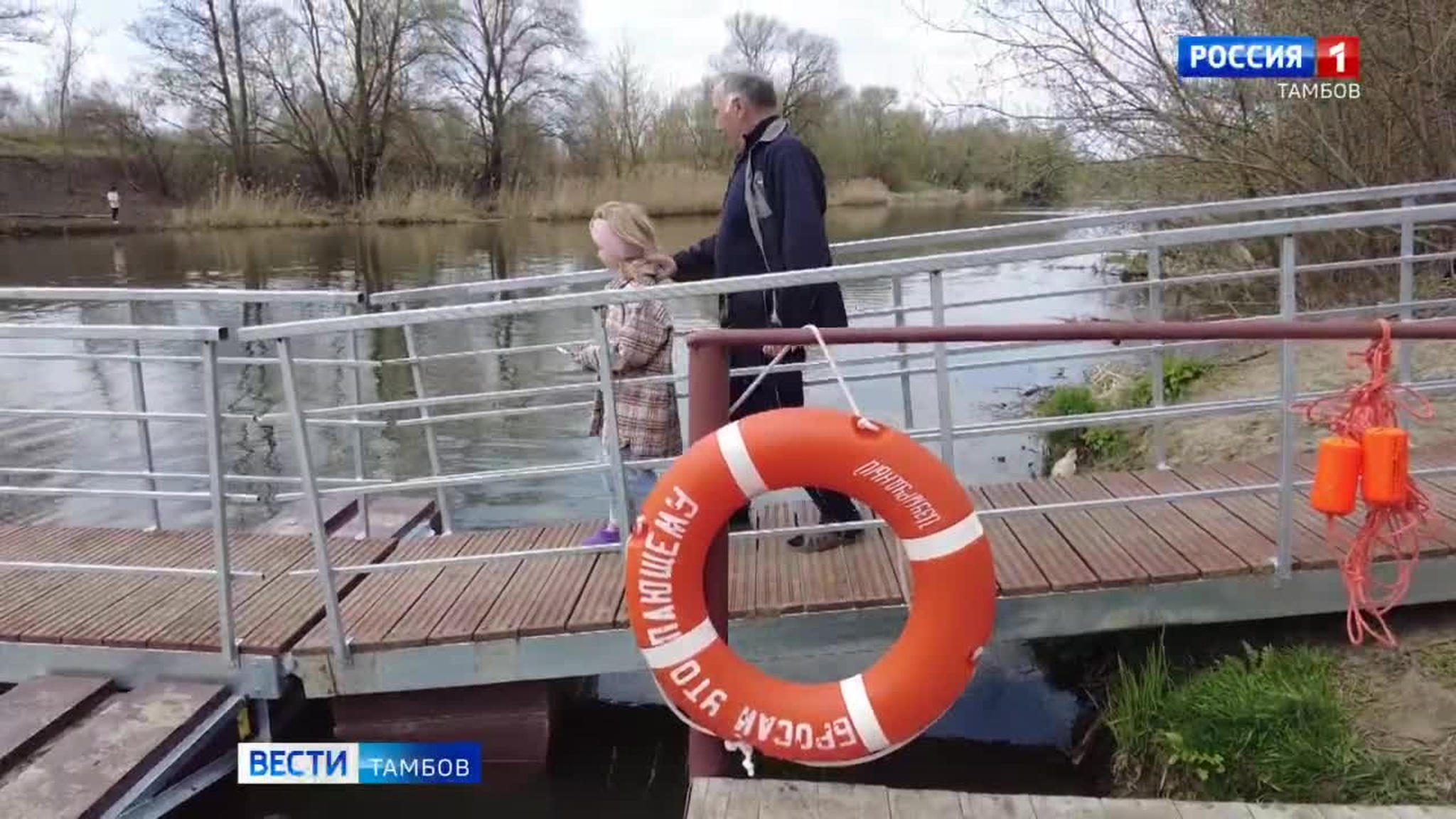 На месте утонувшего парома возвели понтонный мост