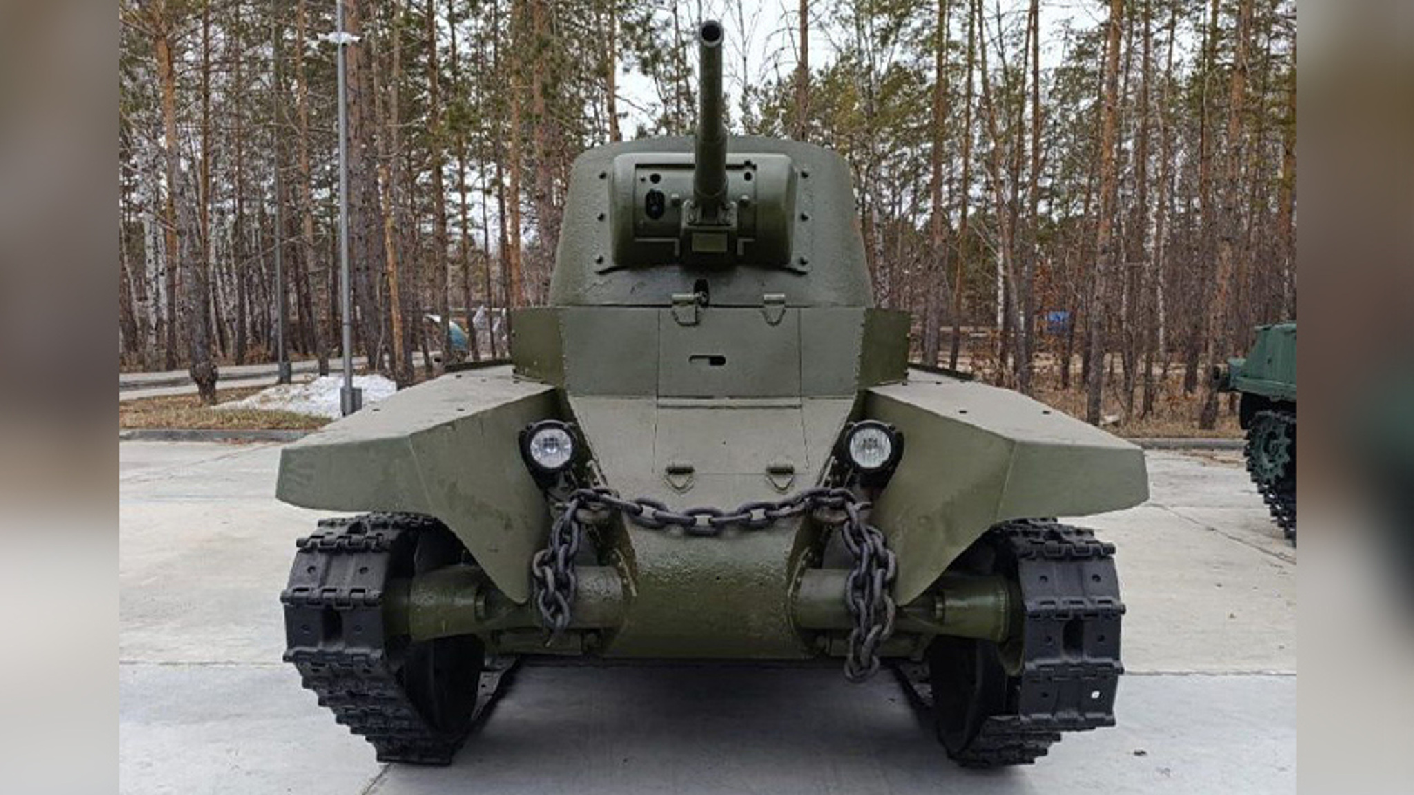 В амурский центр военно-патриотического воспитания "Авангард" доставили танк БТ-7