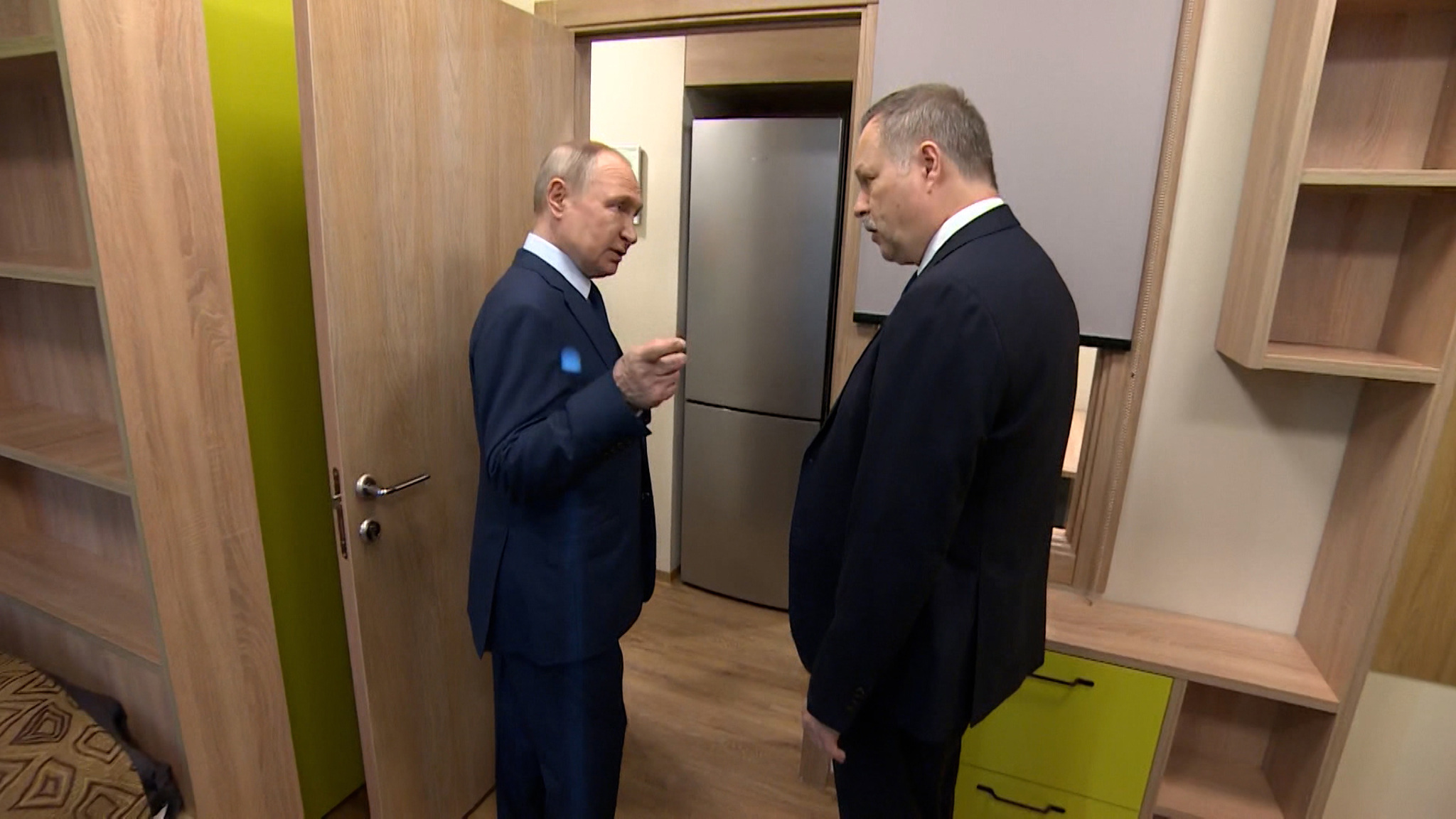 Посещение главного технического вуза Владимир Путин начал с общежития