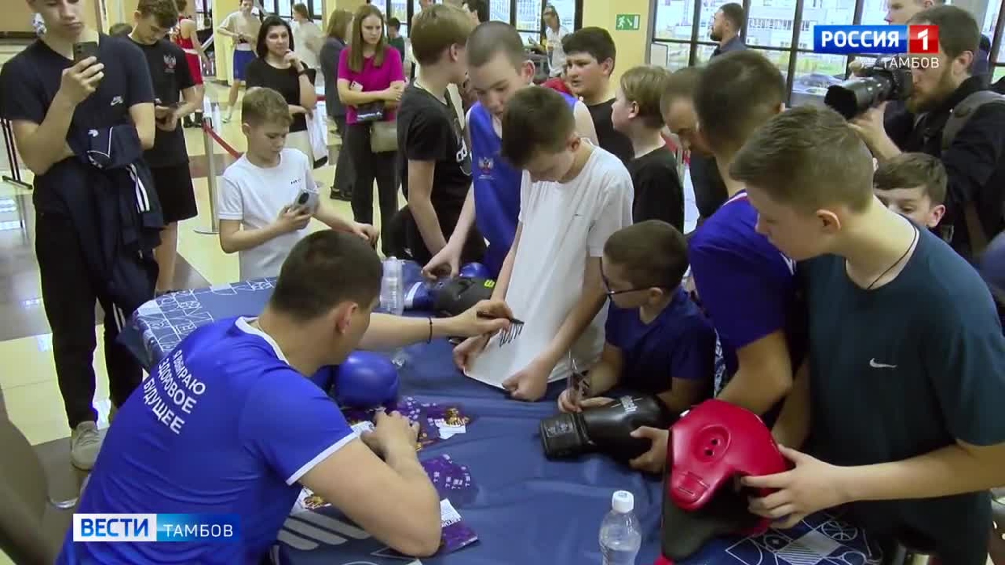 Тамбове олимпийский чемпион Евгений Тищенко по боксу встретился с юными спортсменами