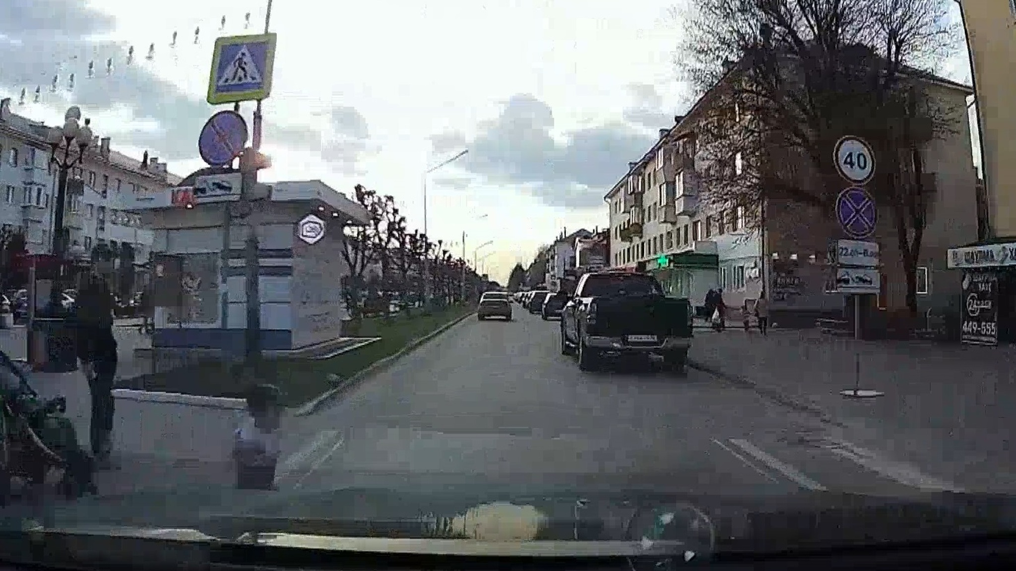 В Йошкар-Оле 3-летний ребенок выбежал на дорогу на красный свет и попал под колеса иномарки