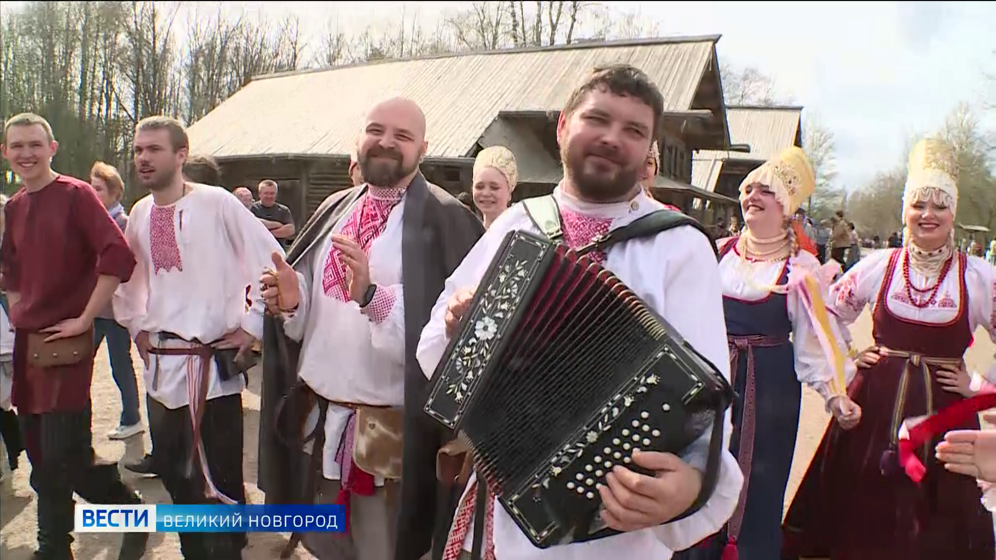 Новгородцы встретили Светлое Христово Воскресение хороводами и фольклорными играми