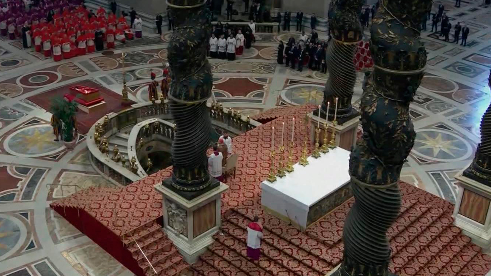 На прощание с Папой Римским Франциском выстроилась километровая очередь