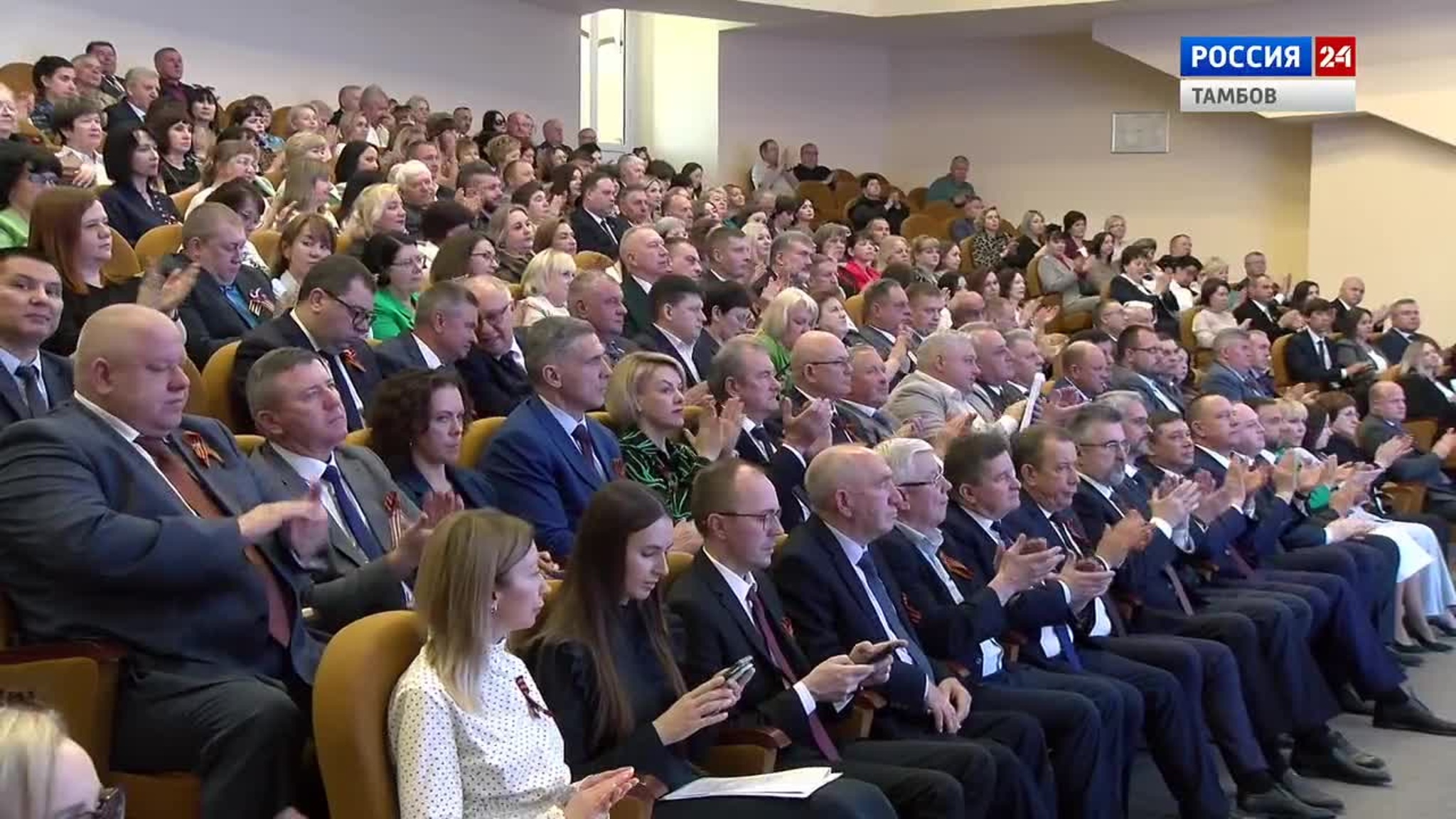 Муниципальных служащих поздравили с Днем местного самоуправления