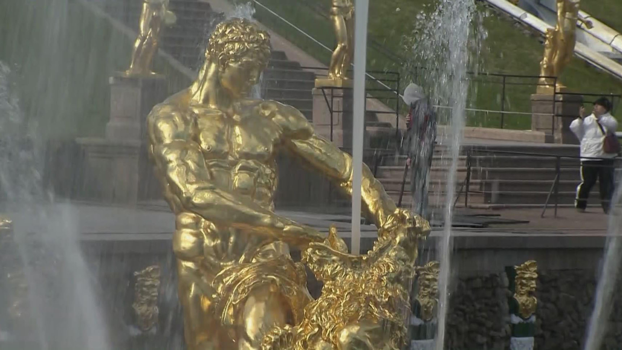 Новый сезон фонтанов открыли в Петергофе
