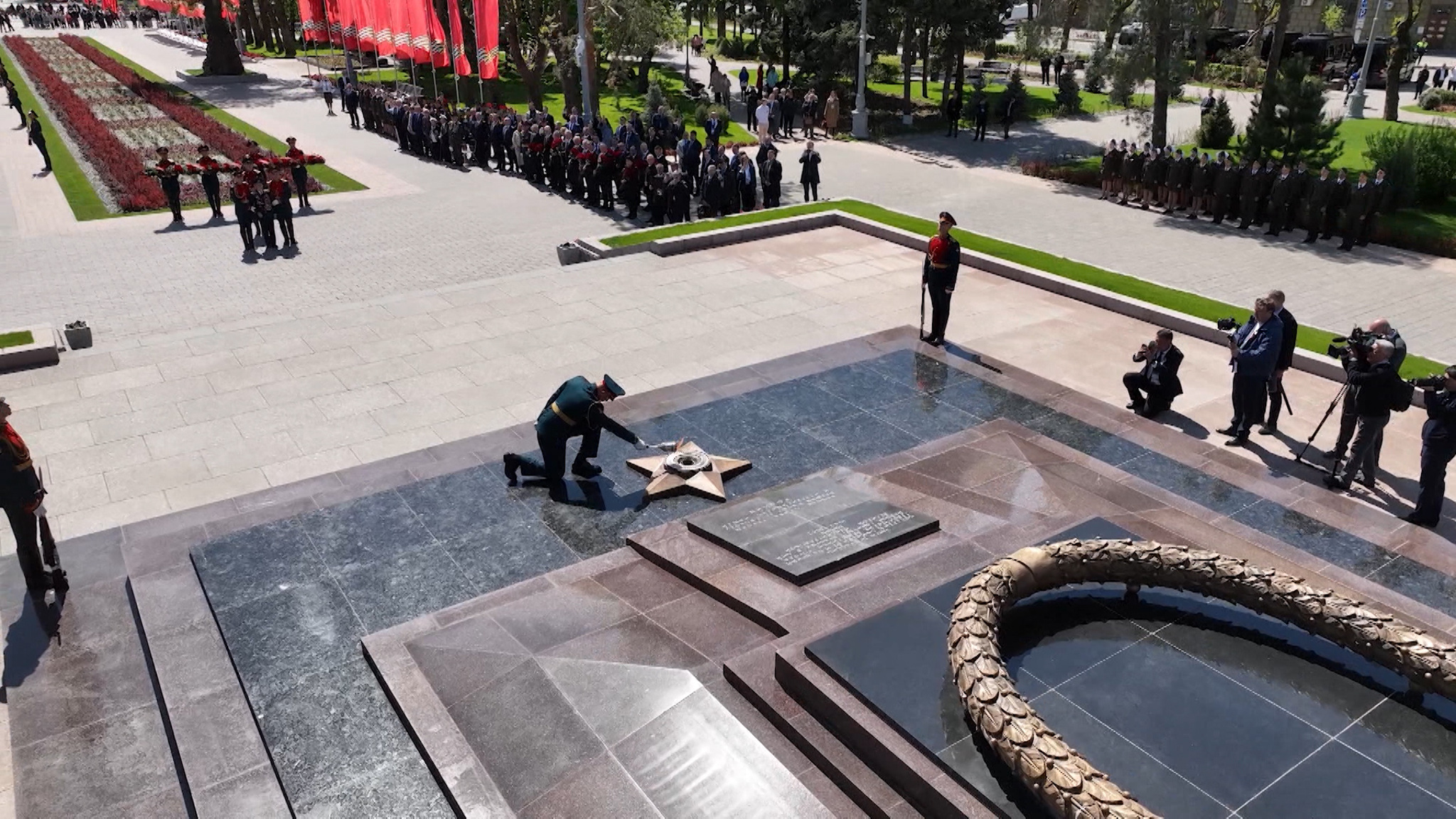 На площади Павших борцов в Волгограде состоялась церемония зажжения Вечного огня