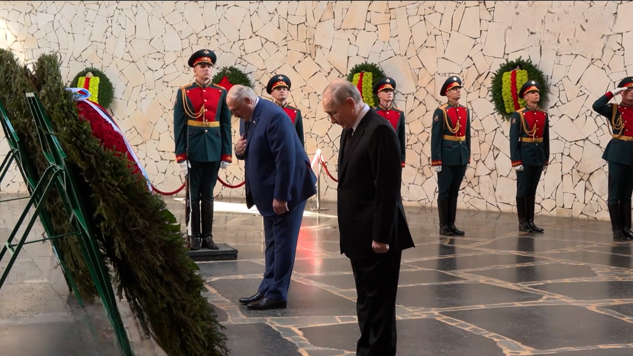 Владимир Путин и Александр Лукашенко поднялись на Мамаев курган