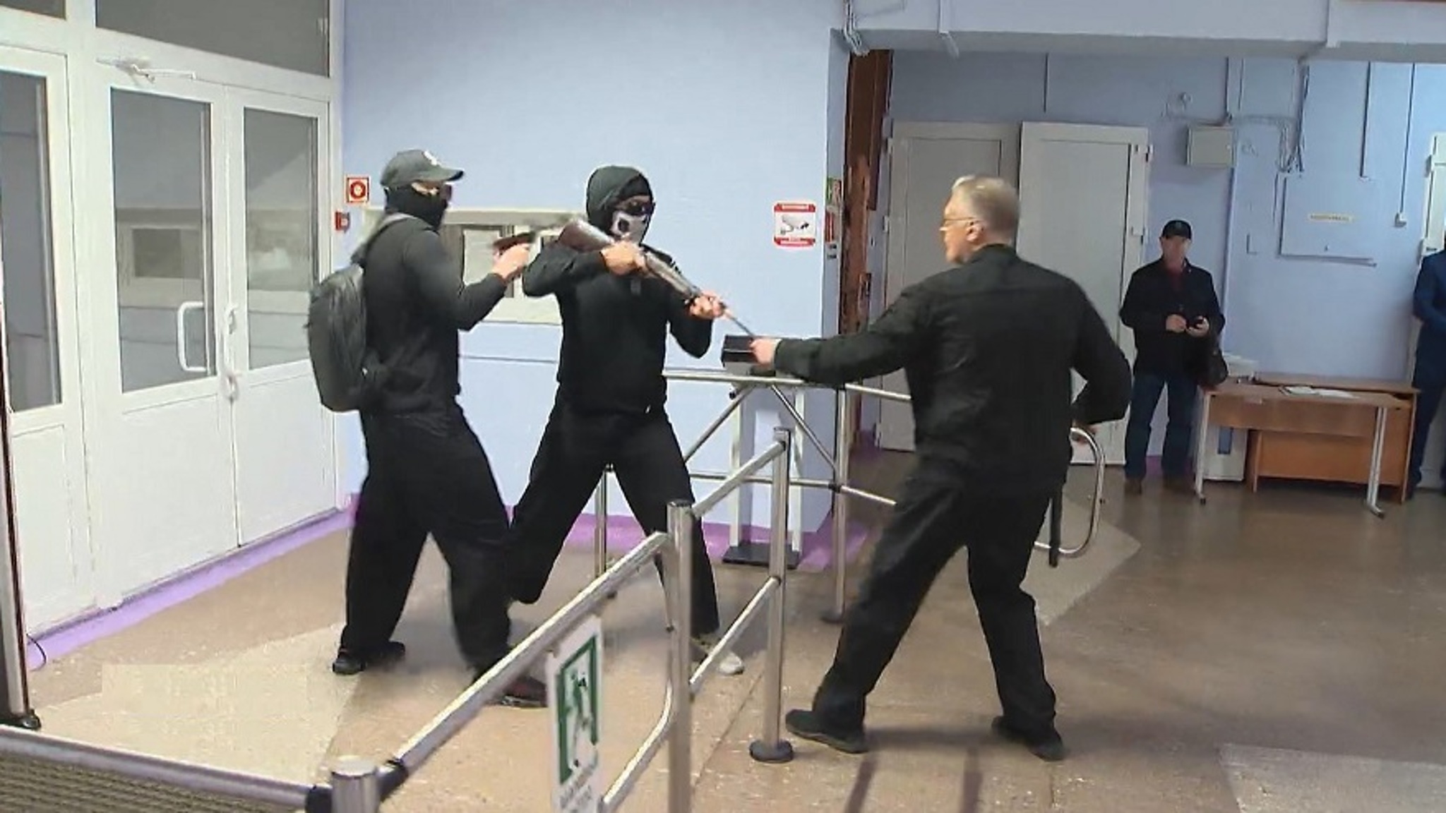 "Захват заложников" прошел в школе Владивостока