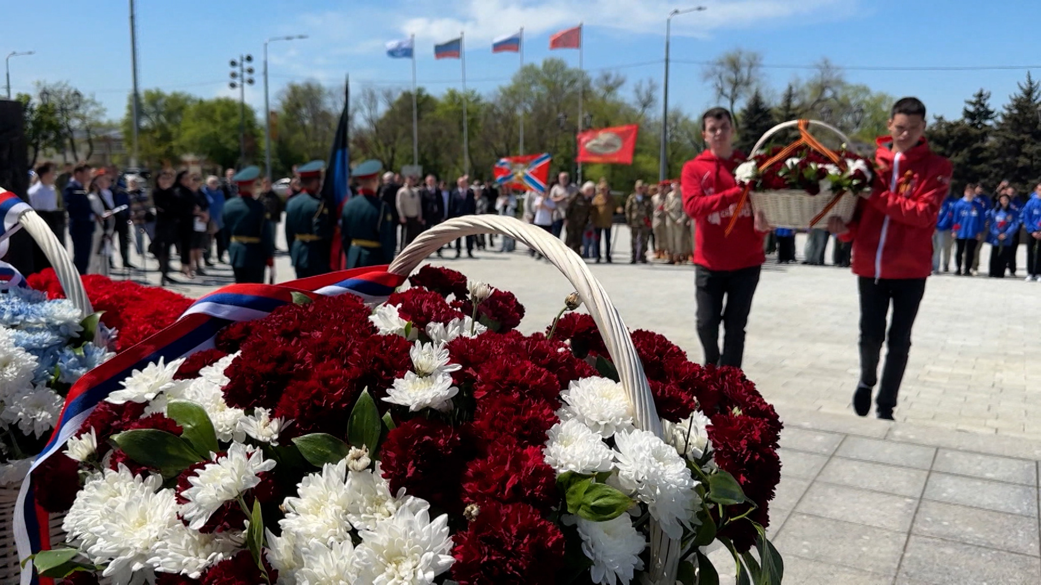 Город-побратим Петербург подарил Мариуполю стелу "Город воинской славы"
