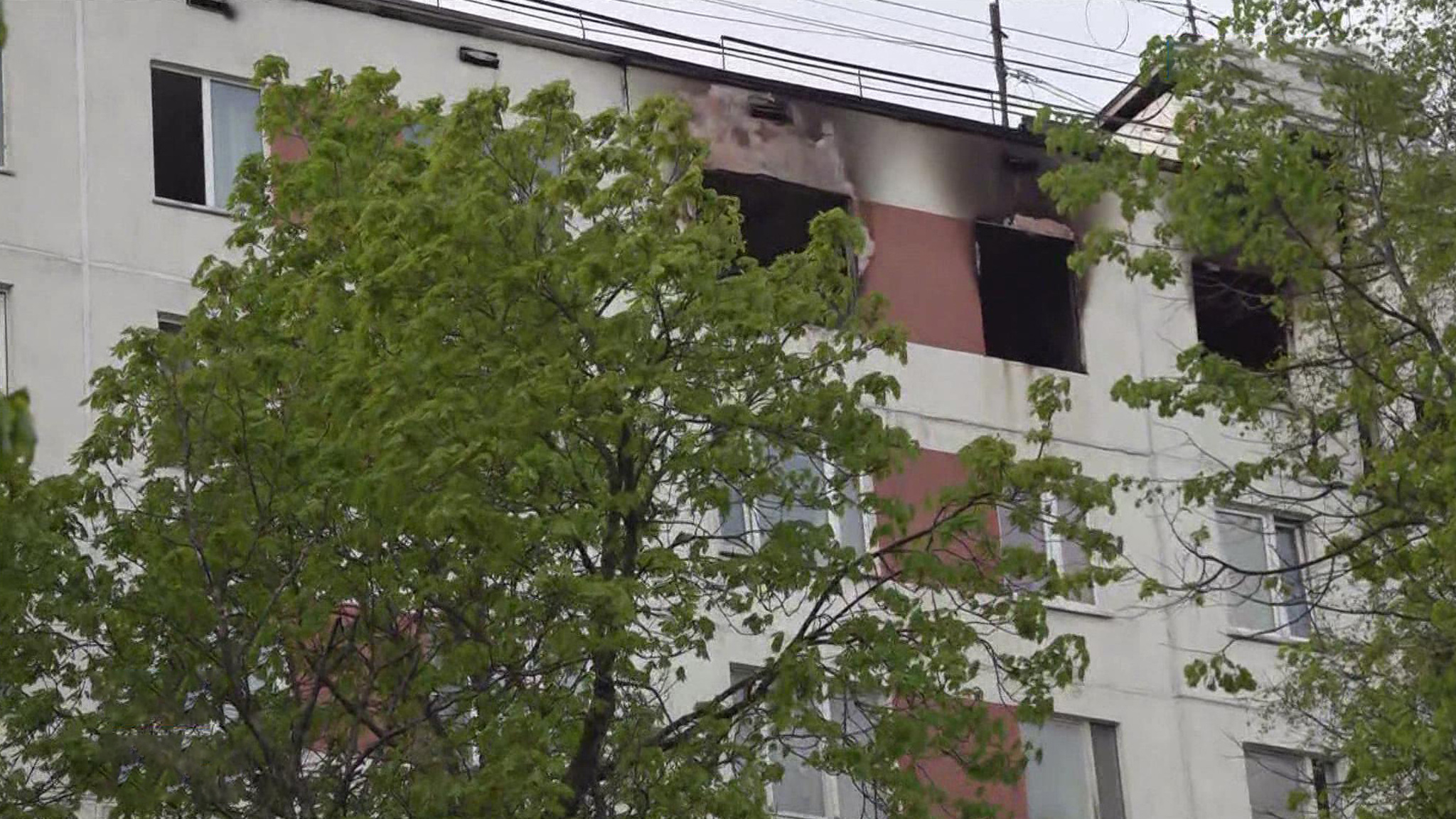 Причиной пожара в московской многоэтажке мог стать взрыв бытового газа