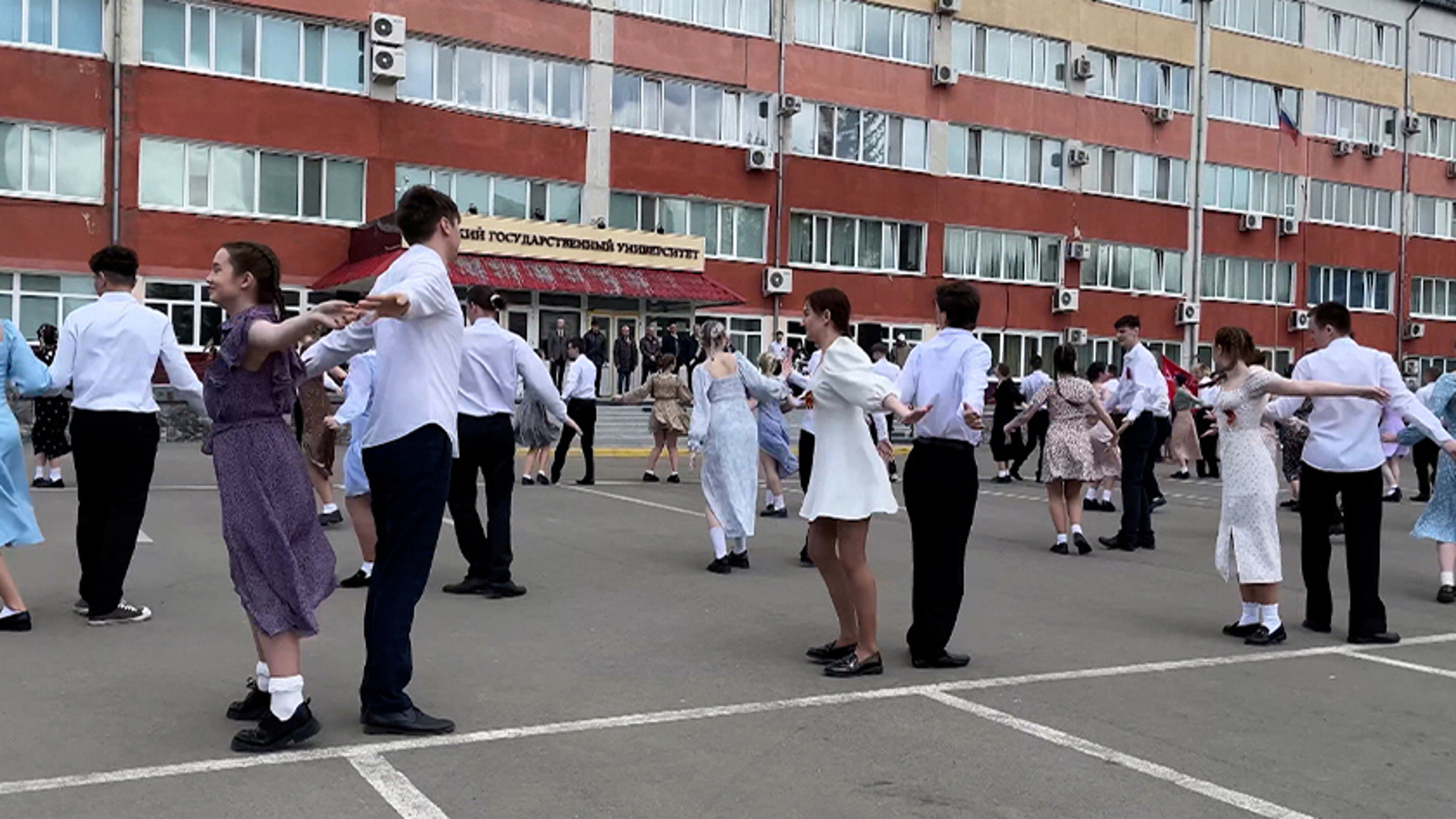 «Вальс Победы» станцевали студенты Благовещенска