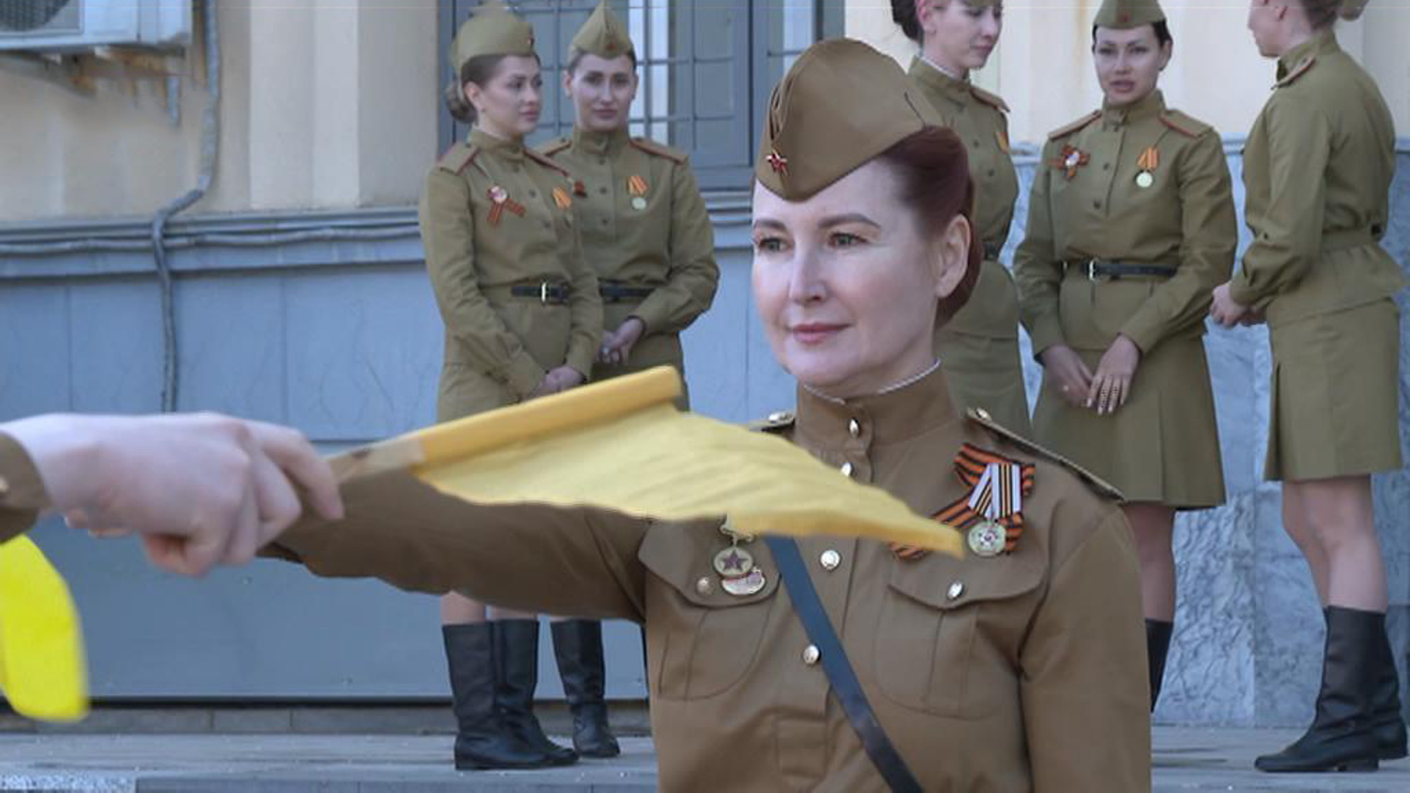 Ретро-взвод регулировщиц следит за безопасностью движения в Волгограде