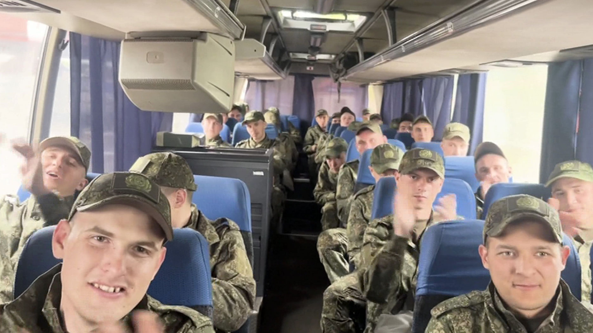 Минобороны показало кадры с российскими бойцами, вернувшимися из плена