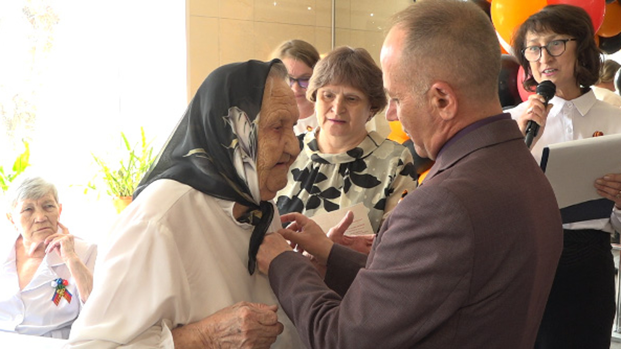 Ветеранам в Атамановке вручили юбилейные медали к 80-летию Победы