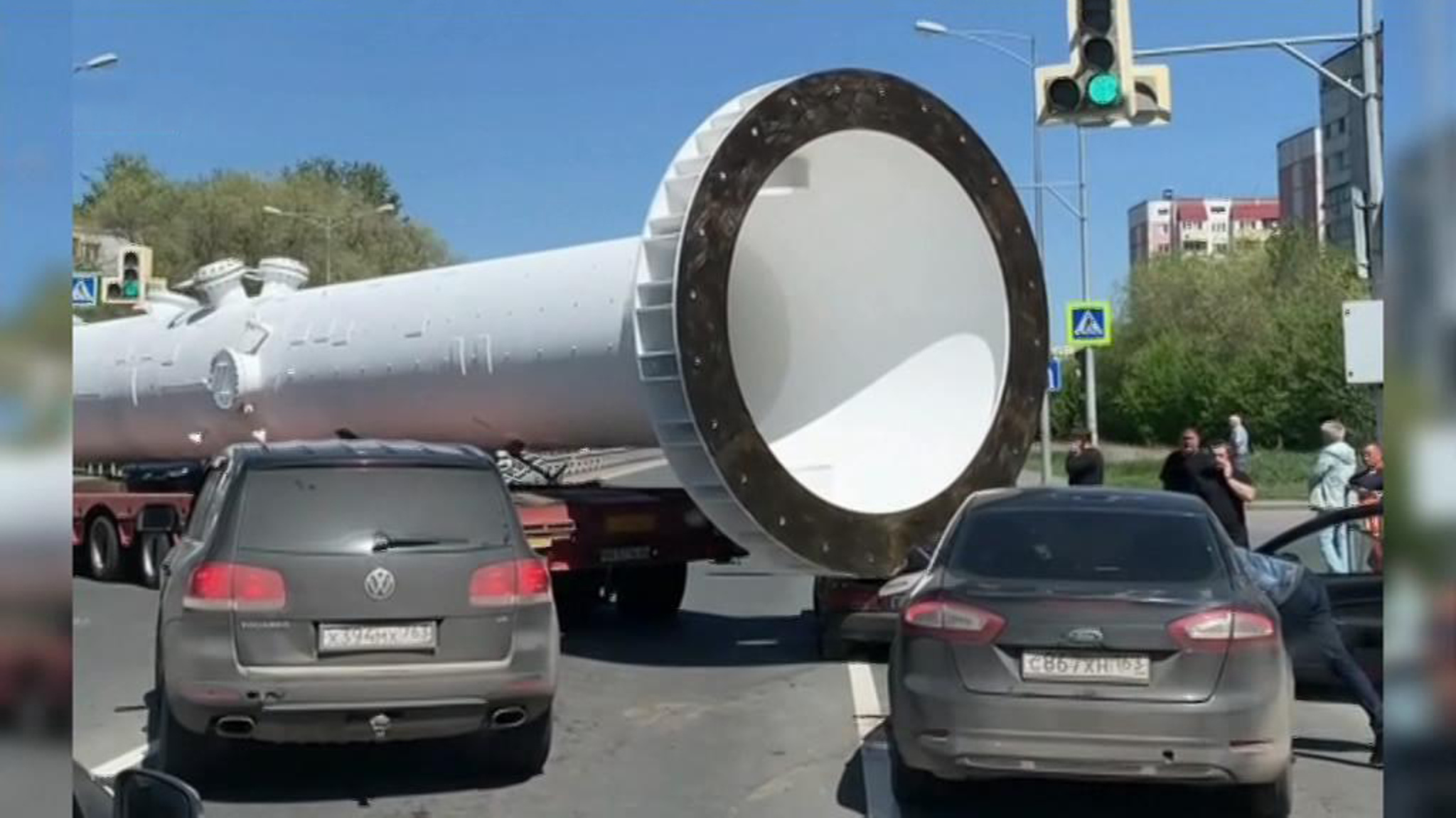 Гигантская труба стала причиной ДТП в Самаре
