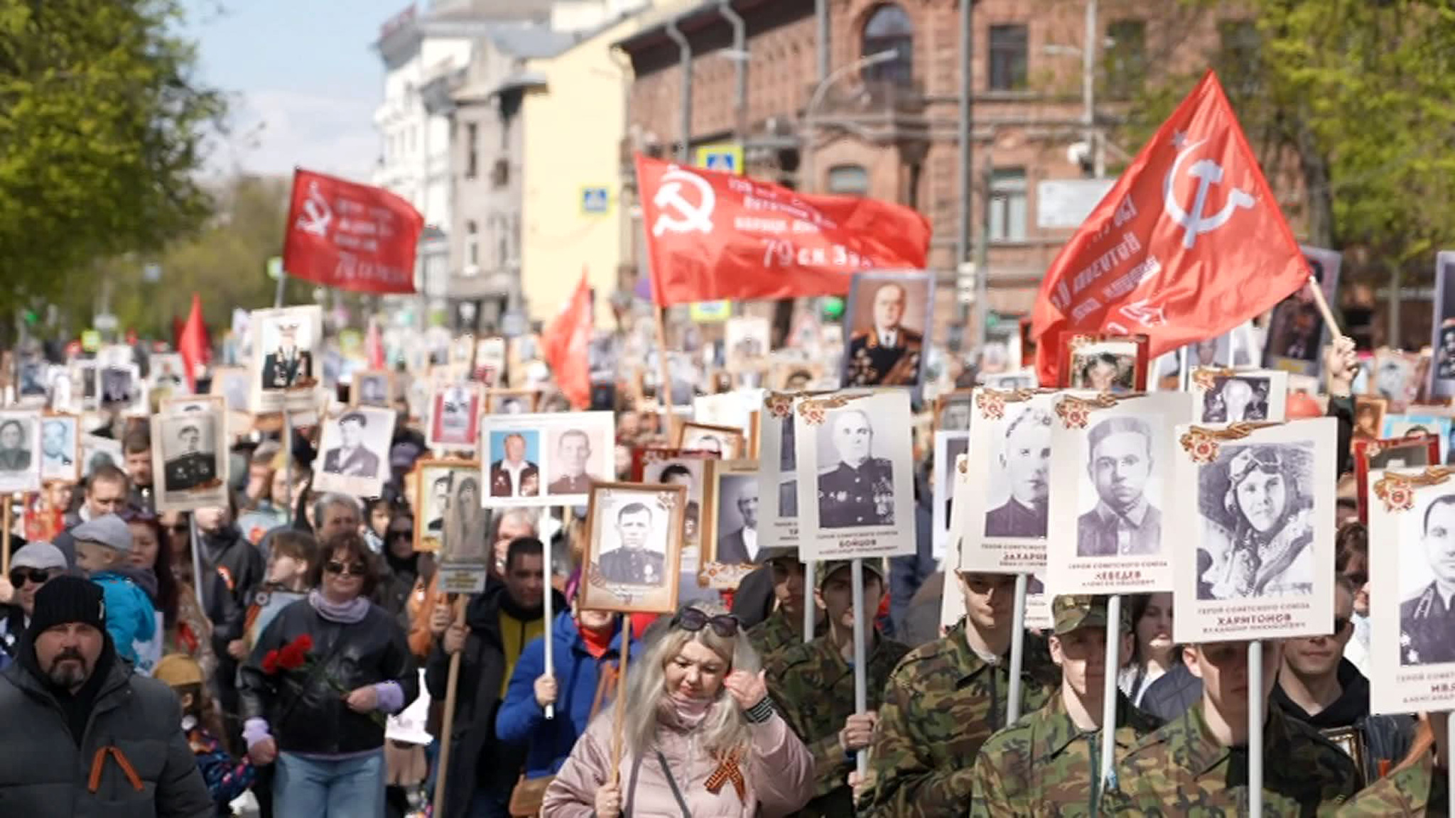 Жители Нарвы смогли посмотреть парад Победы благодаря соседям из Ивангорода