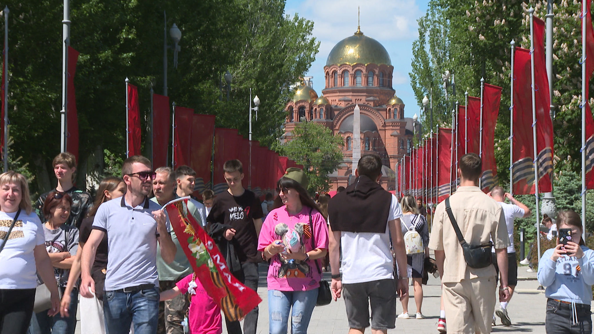 Праздничный Волгоград: кадры торжественного города-героя в День Победы