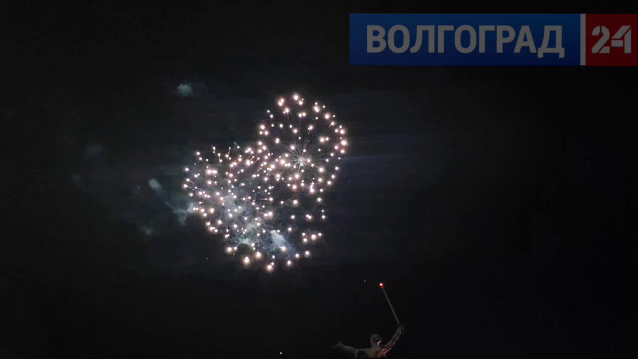Красочный салют прогремел над Мамаевым курганом в честь 80-летия Великой Победы