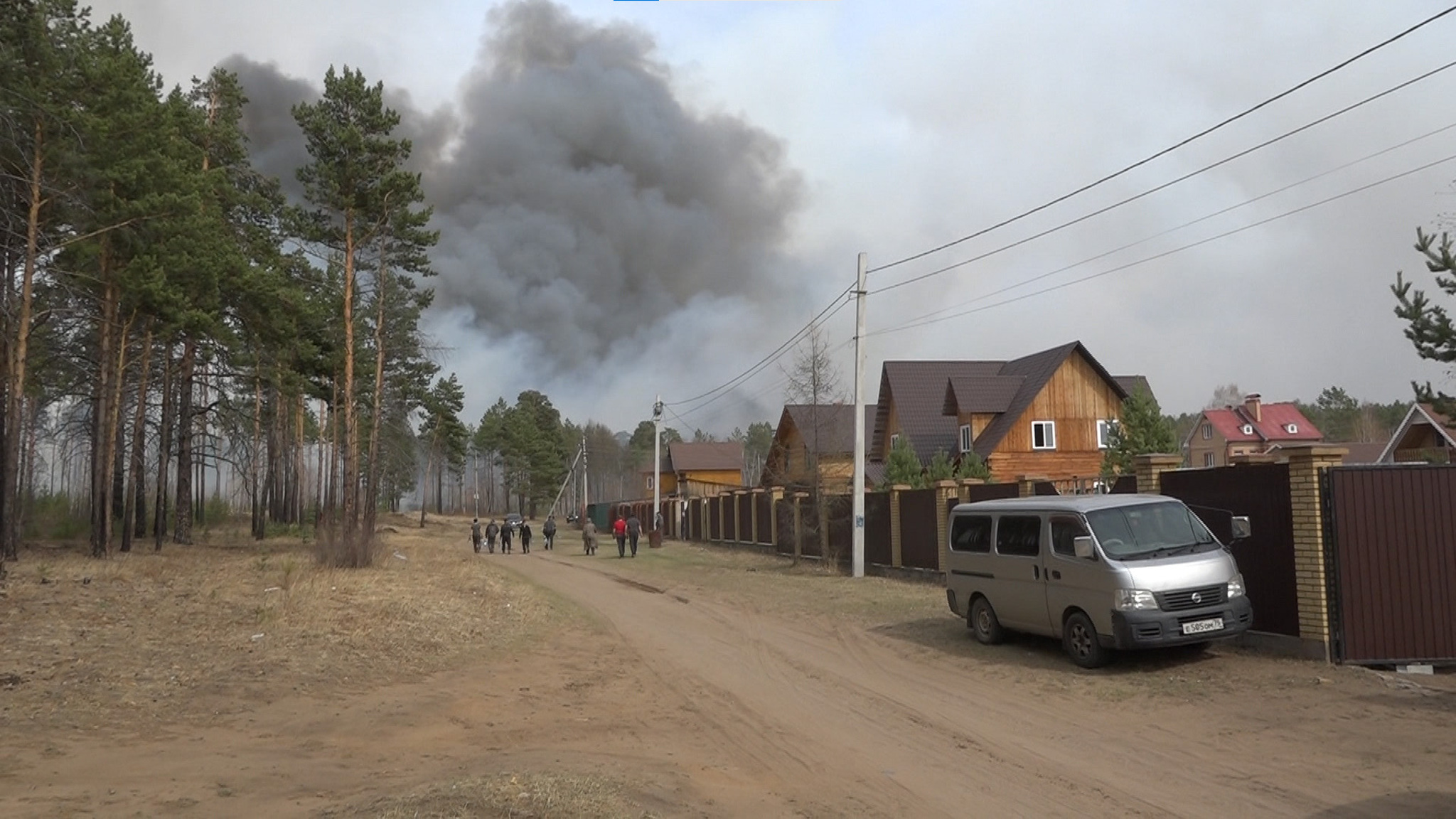 Сотни добровольцев в помощь пожарным вышли на борьбу с огнем в Смоленке