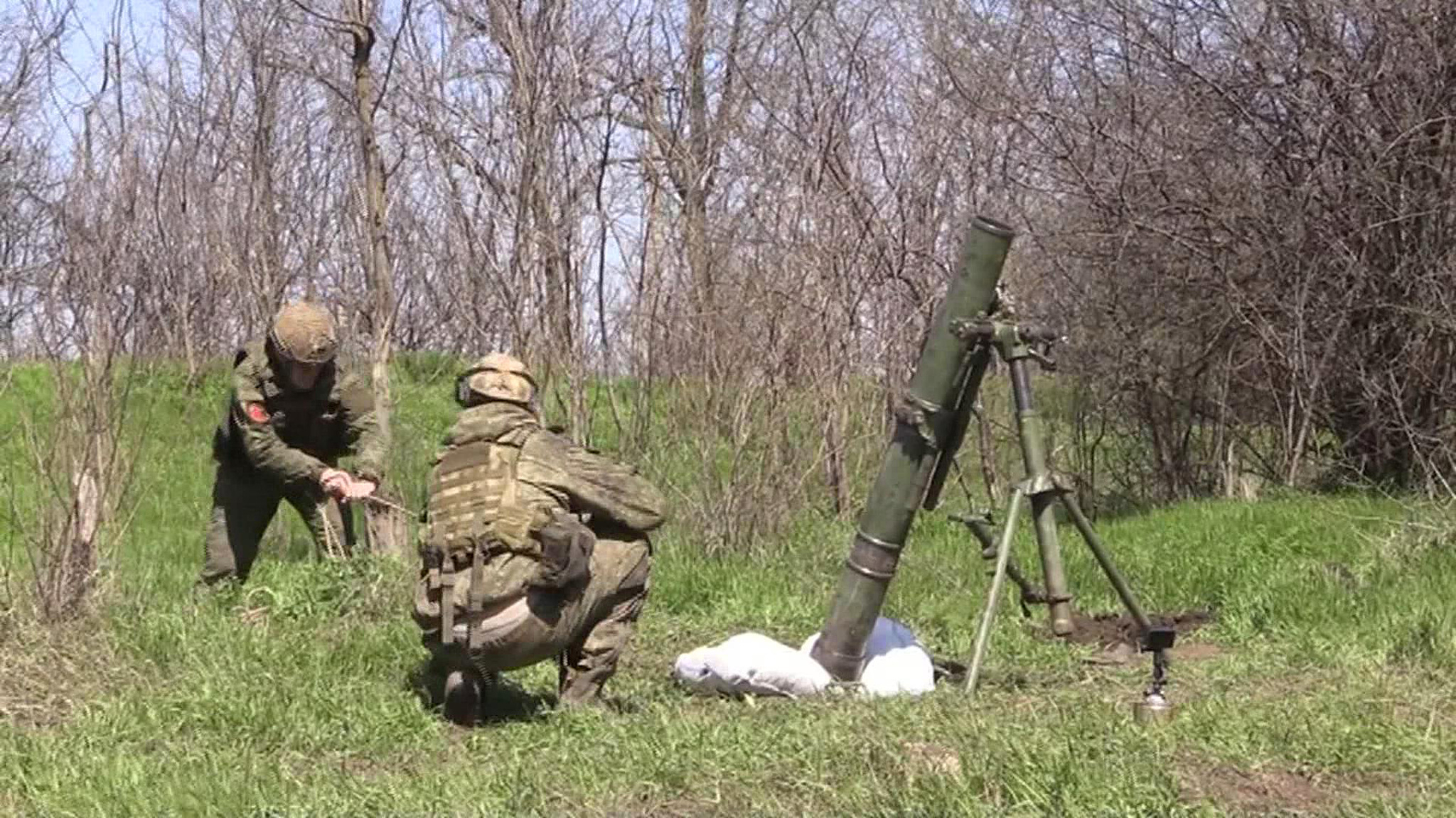 В ДНР новички отрабатывают стрельбу из гранатометов