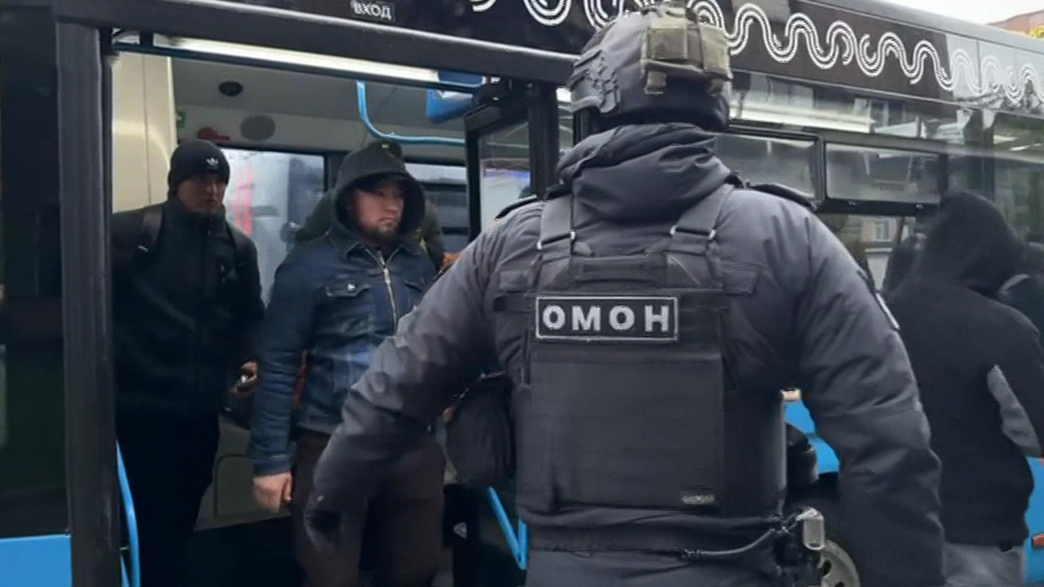 Военные следователи и ОМОН провели рейд по нелегальным мигрантам