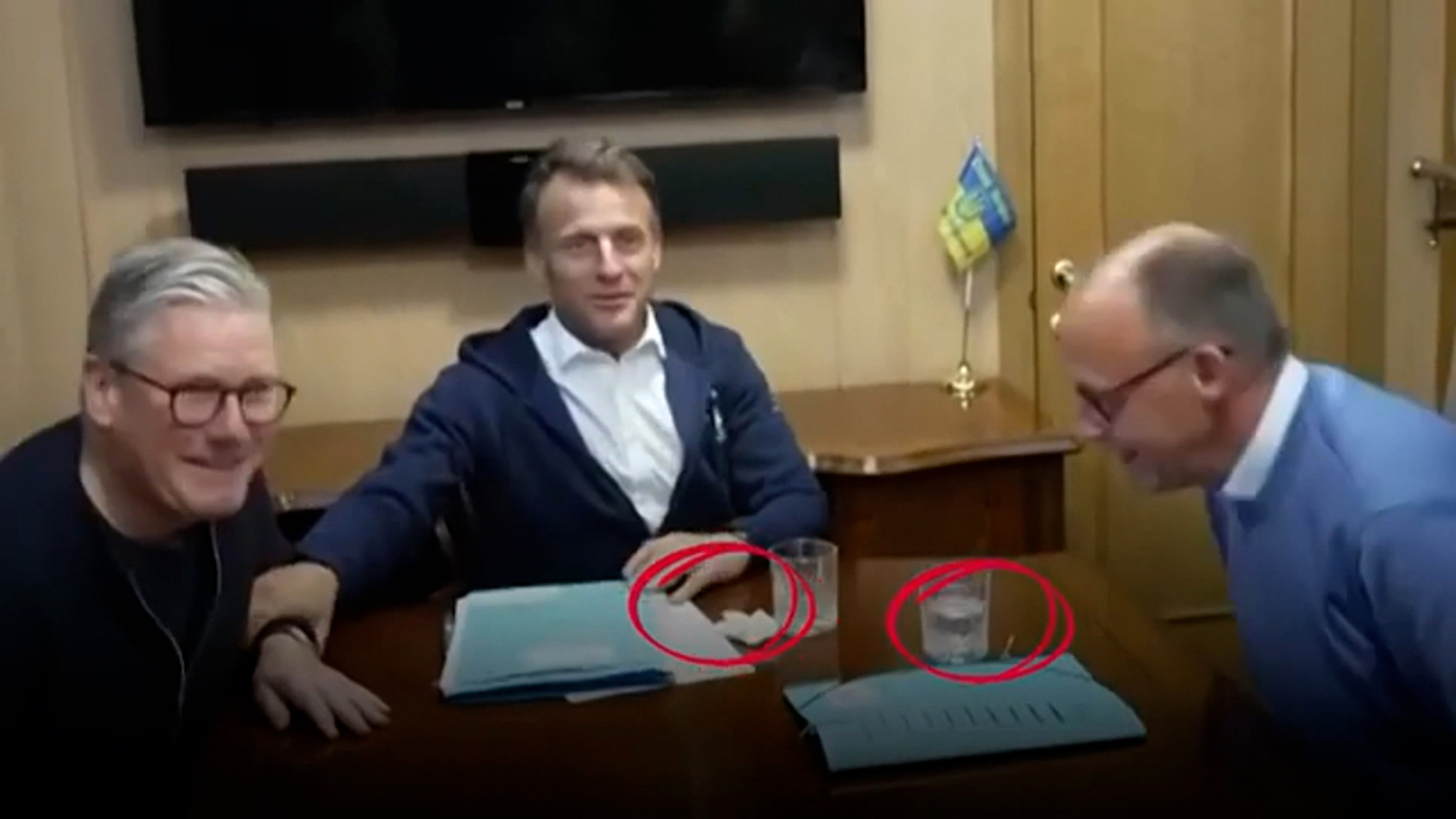 Елисейский дворец пытается оправдаться за белый сверток Макрона