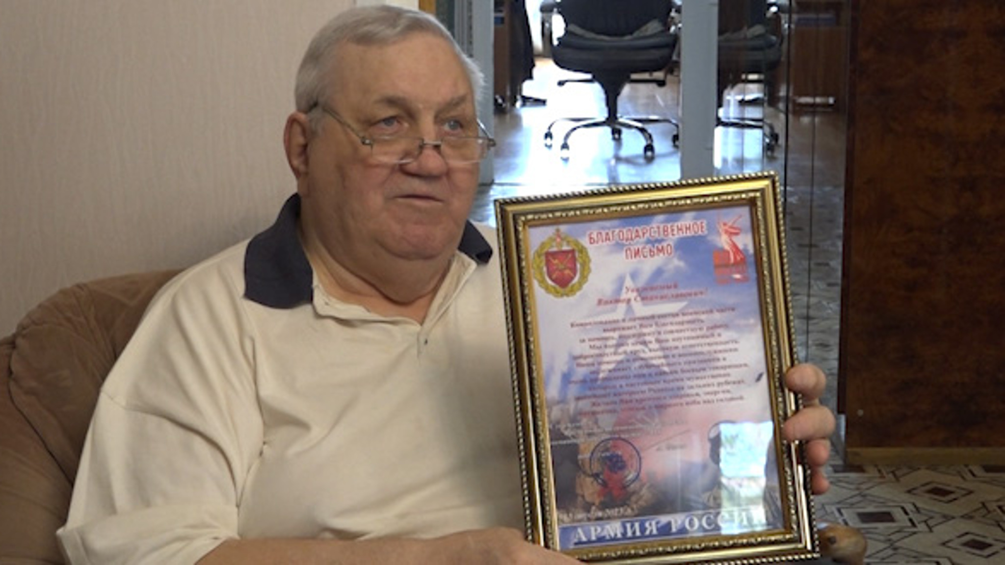 Пенсионер из Читы Виктор Морелли шьёт плащи и вещмешки для бойцов СВО
