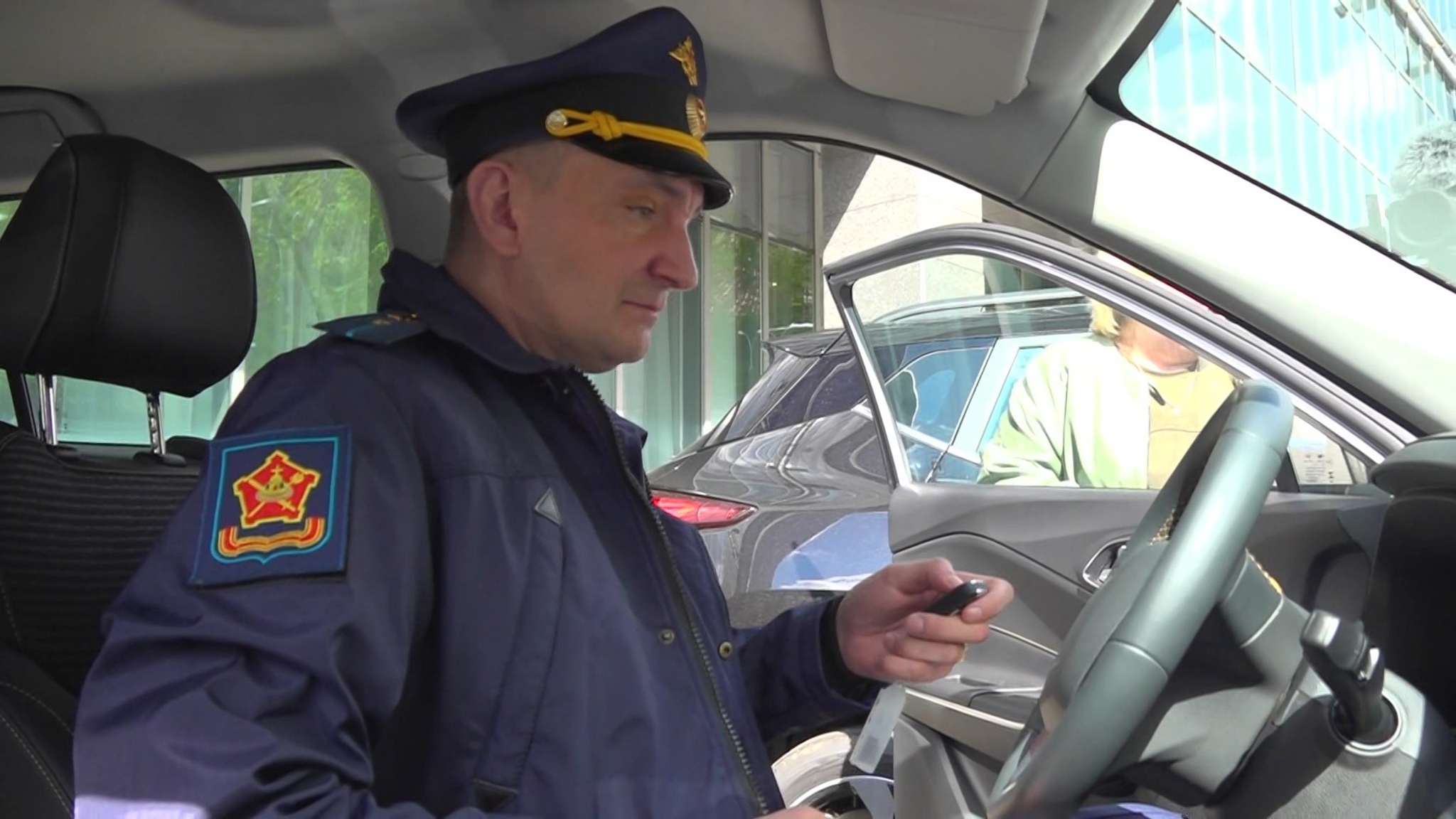 Ветеранам СВО в Подмосковье вручили ключи от машин с ручным управлением