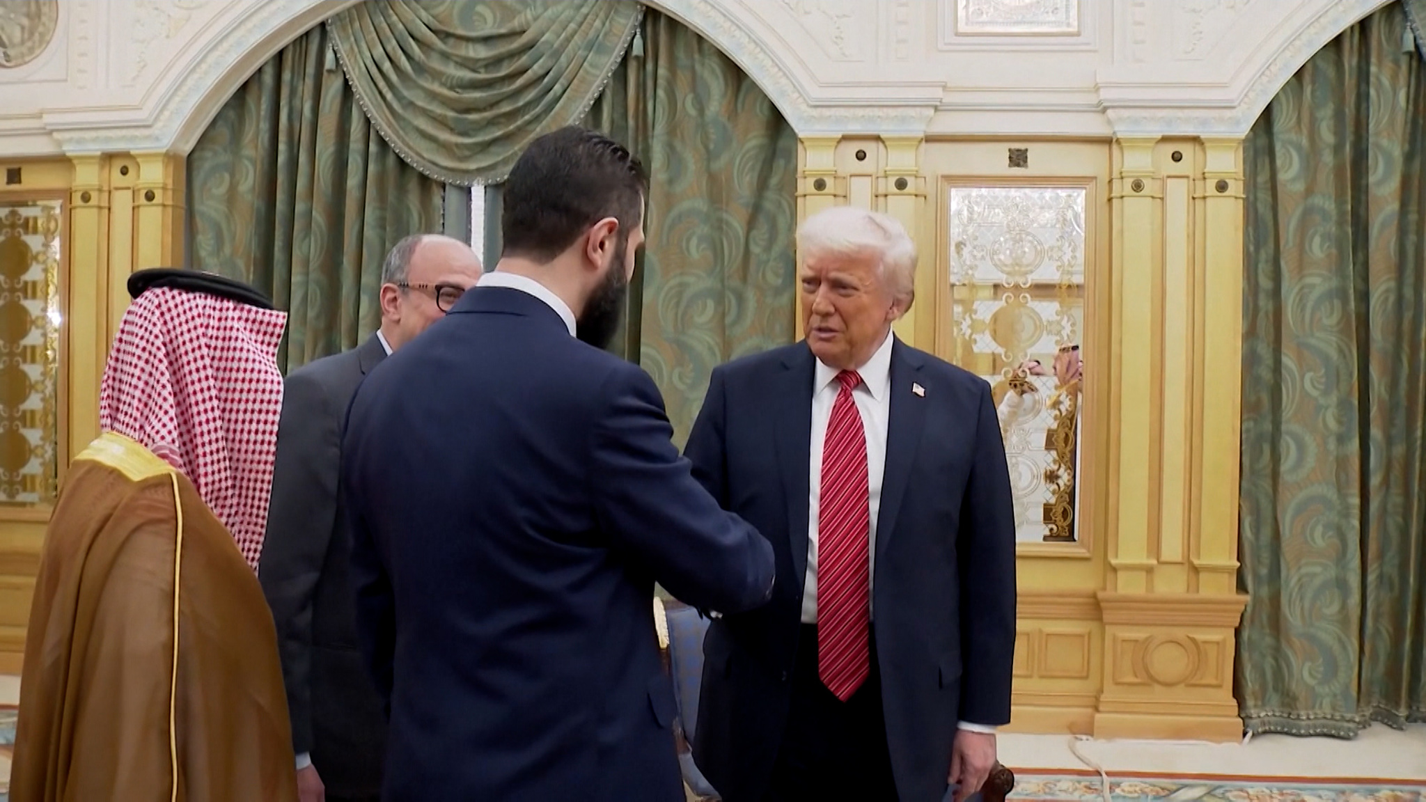Чтобы собрать $1 трлн инвестиций, Трамп готов помириться с врагами