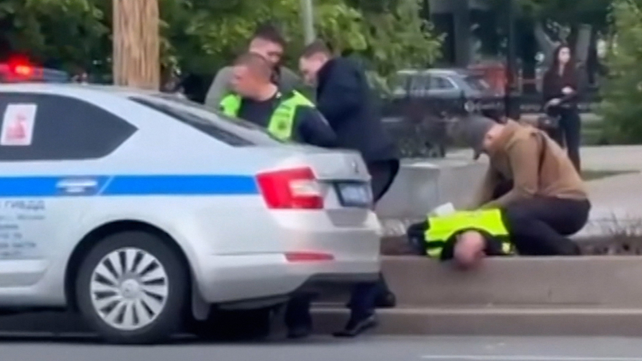 В Москве сотрудников ДПС жестко задержали на глазах у прохожих