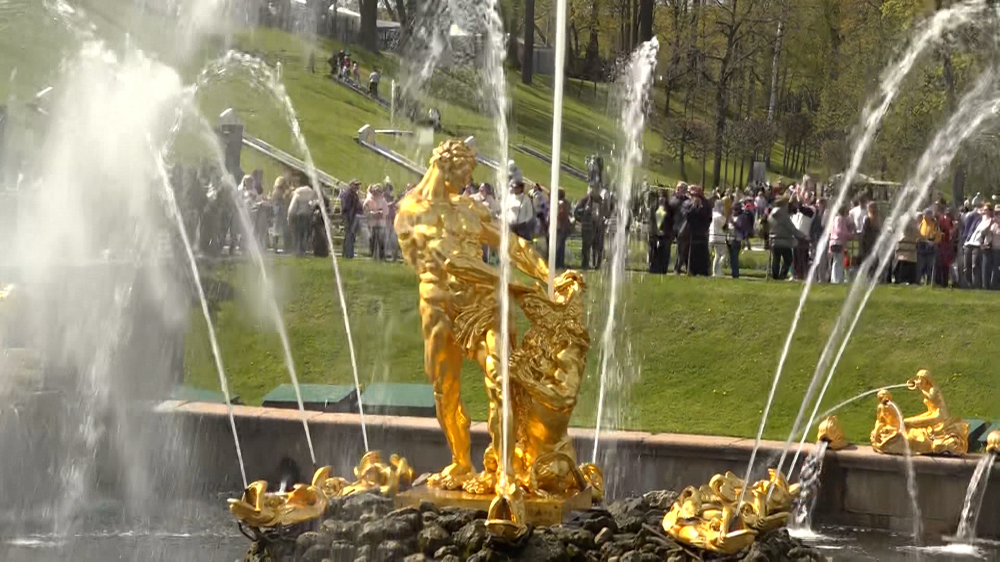 В Петергофе снова любуются фонтанами
