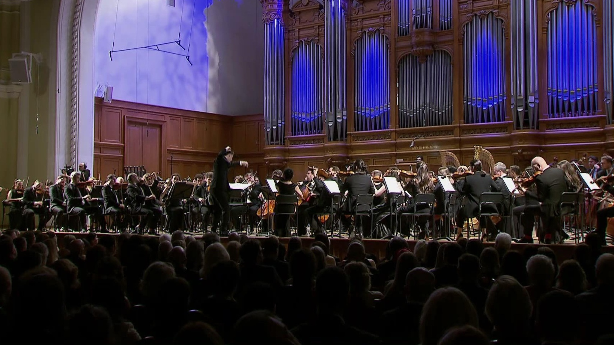 Оркестр musicAeterna под руководством Курентзиса исполнил в БЗК симфонию Демуцкого