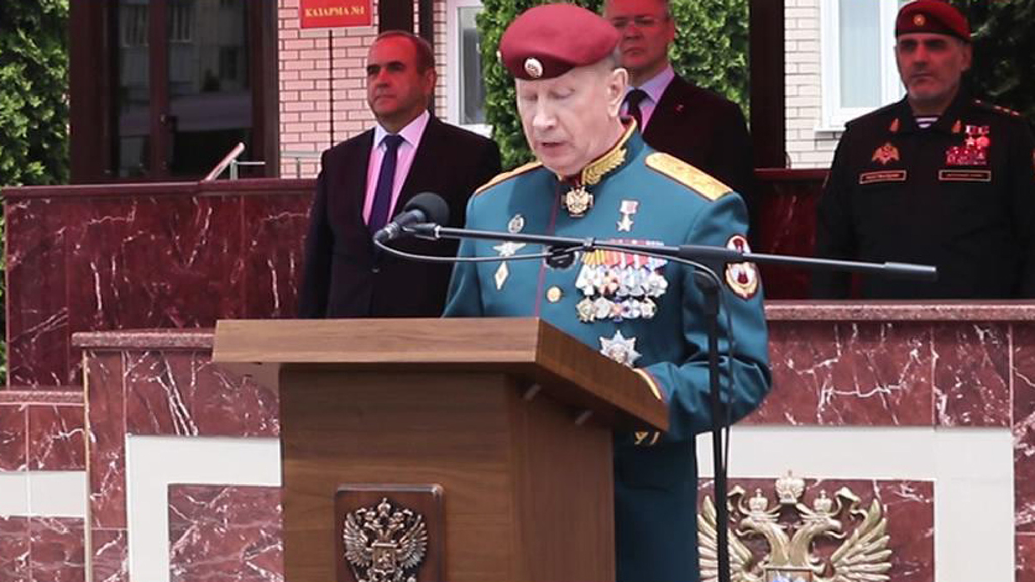 Золотов вручил личный штандарт командующему Северо-Кавказским округом войск Национальной гвардии