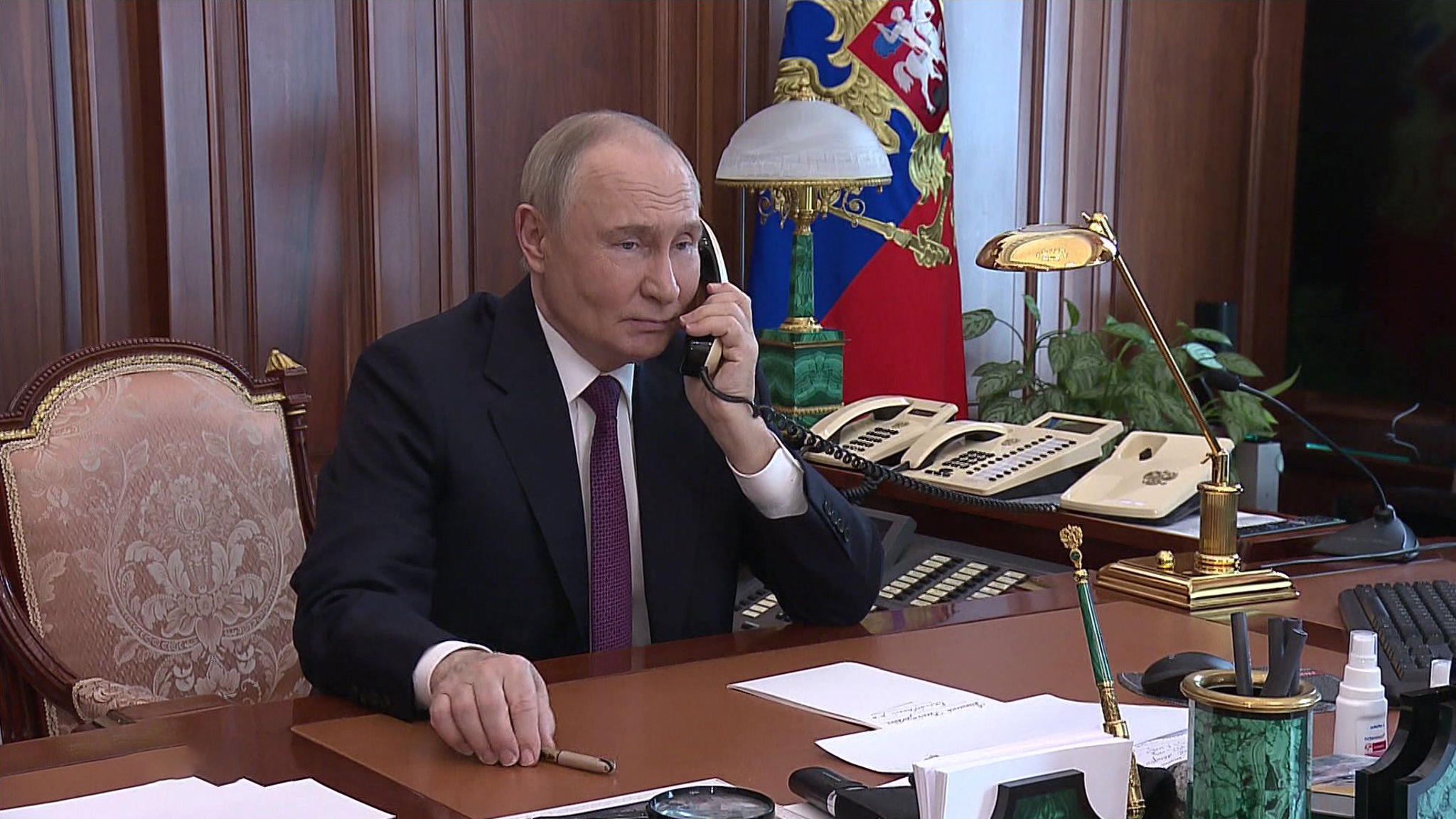 Путин позвонил раненному при атаке ВСУ главе района Курской области