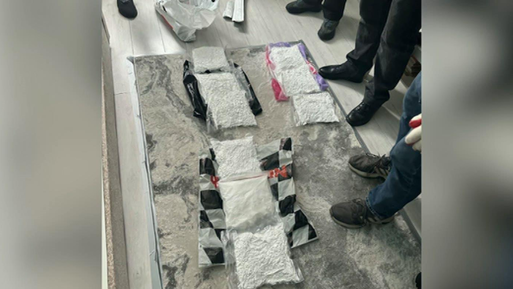 Таможенники обнаружили кокаин в розах из Эквадора