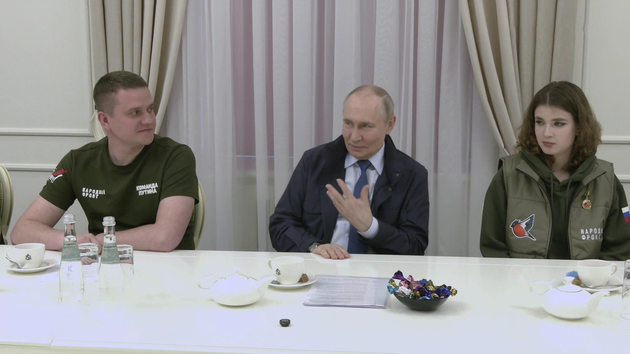 Вся страна как одна команда: Путин пообщался с волонтерами